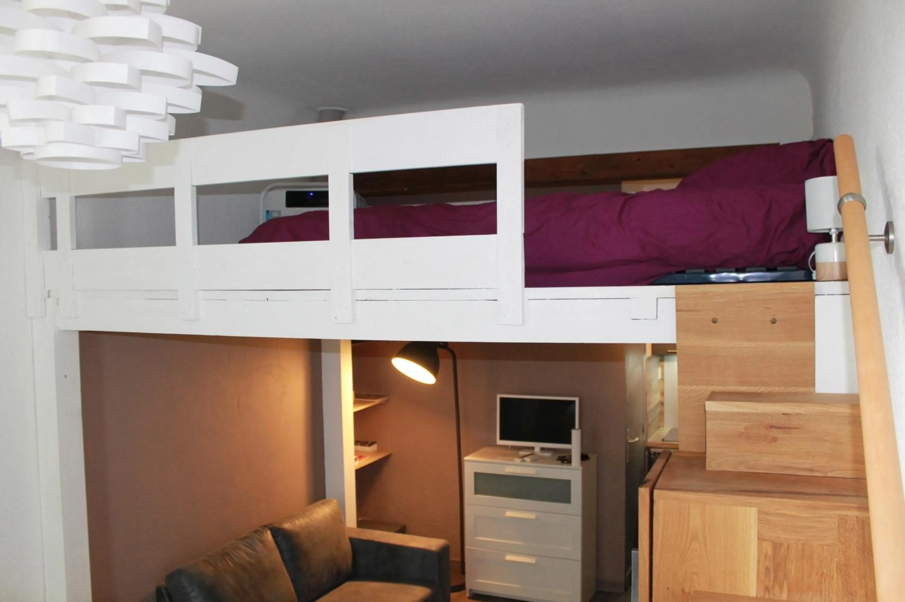Photo of the whole room, Bed in Studio des Halles