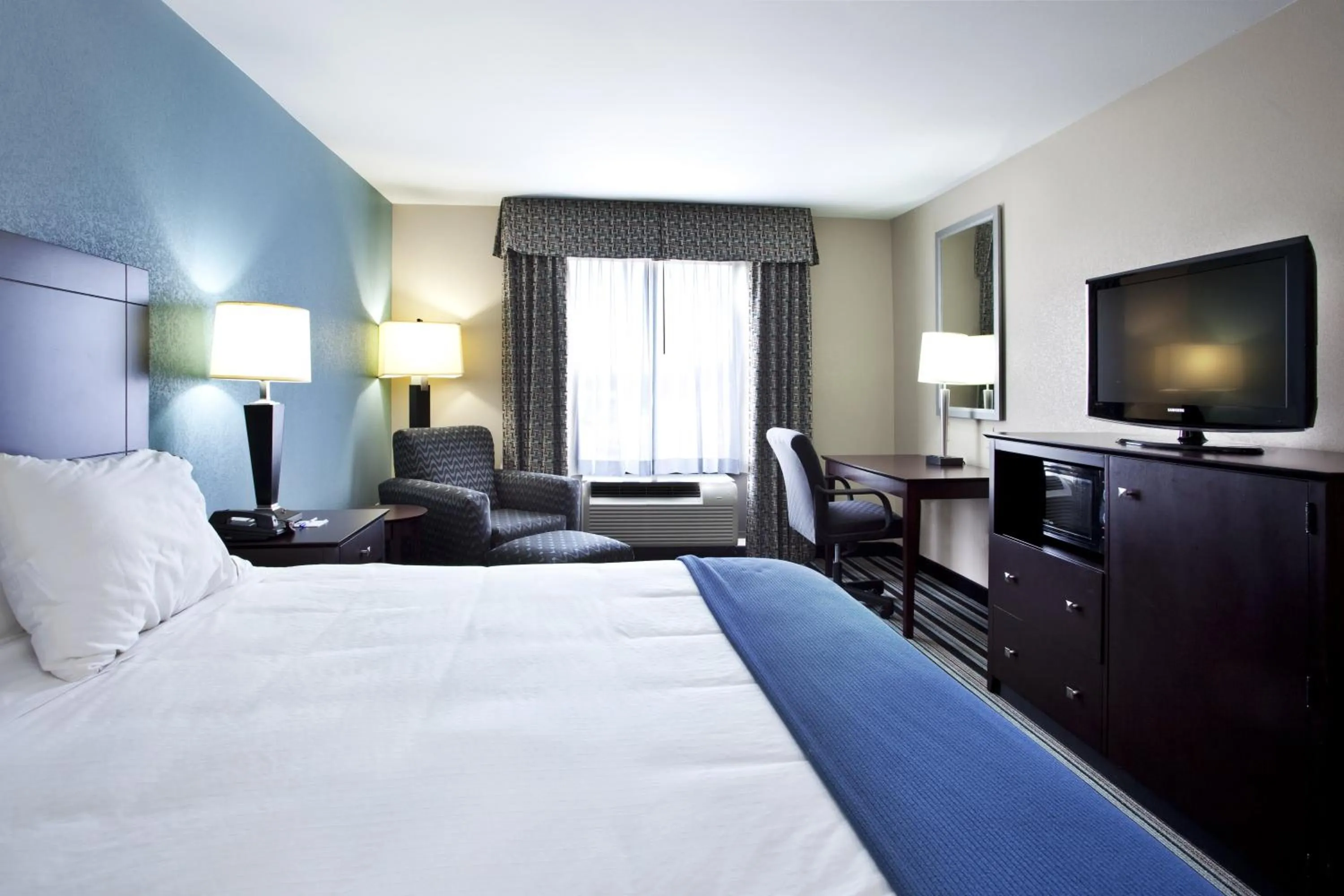 Photo of the whole room, Bed in Holiday Inn Express Hotel & Suites Baton Rouge -Port Allen by IHG