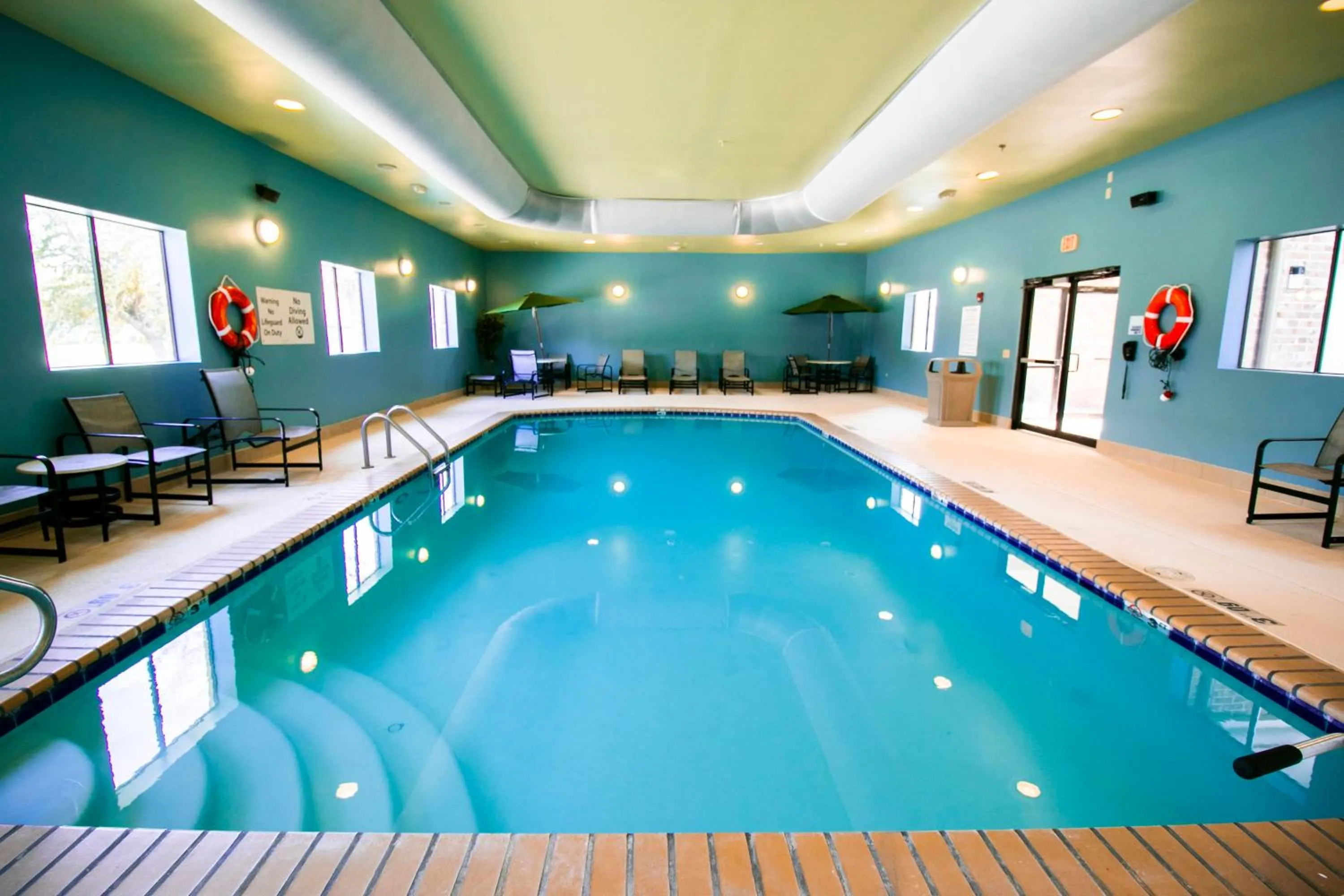 Swimming pool in Holiday Inn Express Hotel & Suites Baton Rouge -Port Allen by IHG