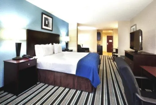 Photo of the whole room, Bed in Holiday Inn Express Hotel & Suites Baton Rouge -Port Allen by IHG