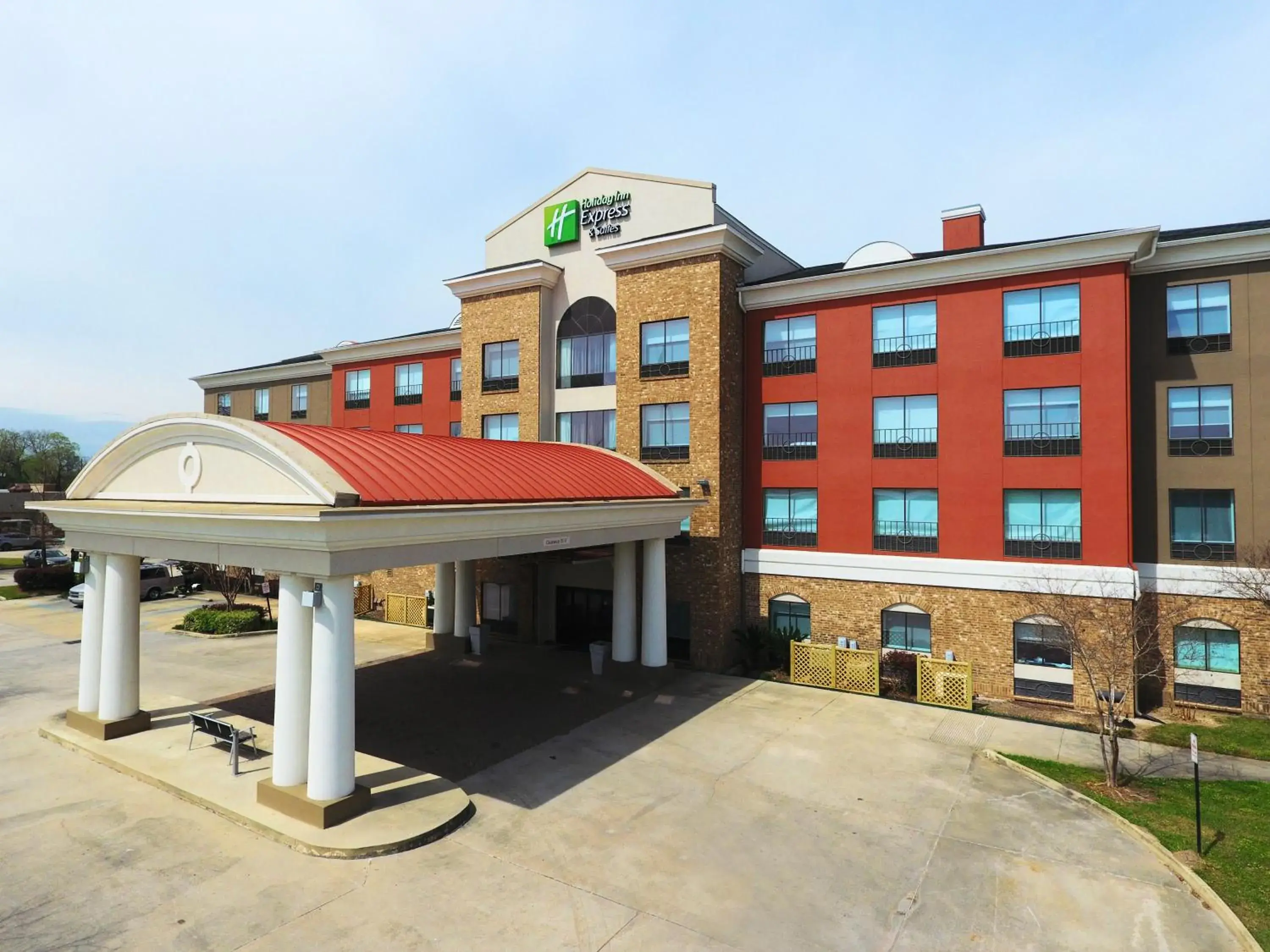 Property building in Holiday Inn Express Hotel & Suites Baton Rouge -Port Allen by IHG Property building in Holiday Inn Express Hotel & Suites Baton Rouge -Port Allen by IHG