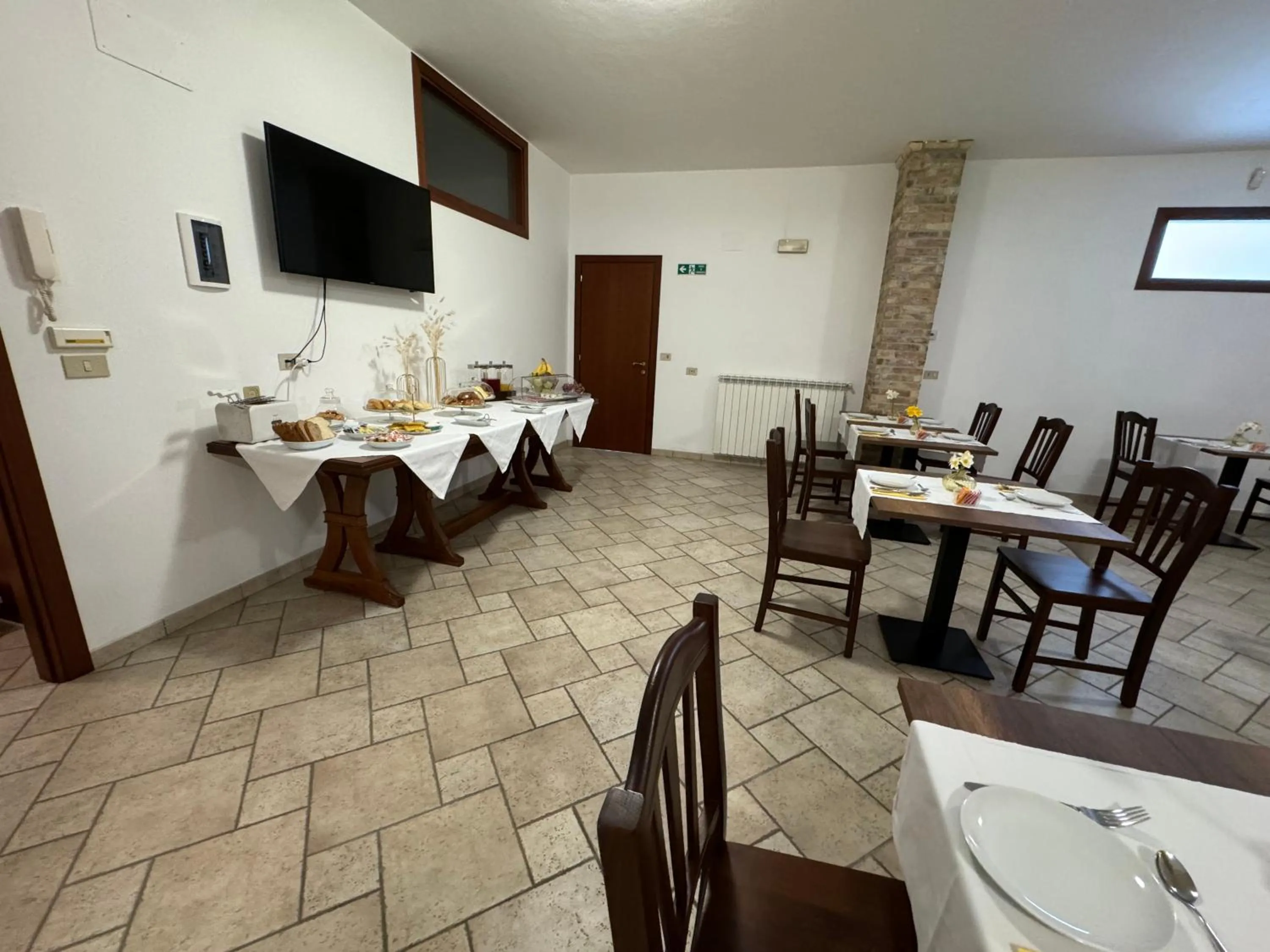 Breakfast in Villa Emilia