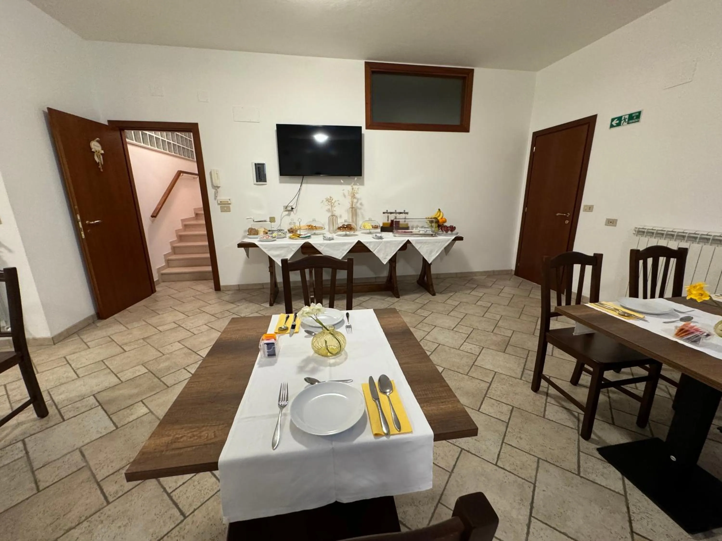 Breakfast in Villa Emilia