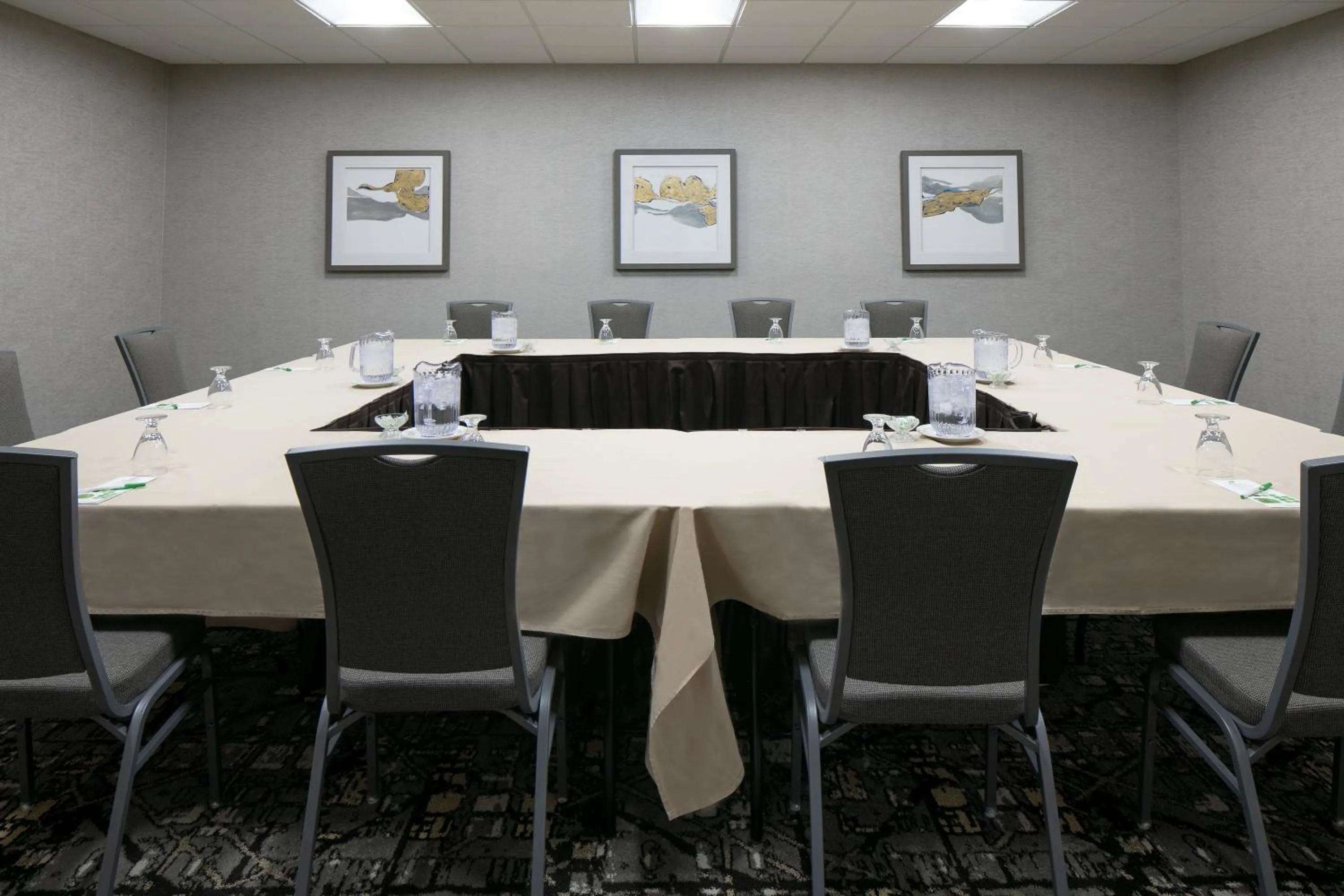Meeting/conference room in Holiday Inn Hotel & Suites Des Moines-Northwest by IHG