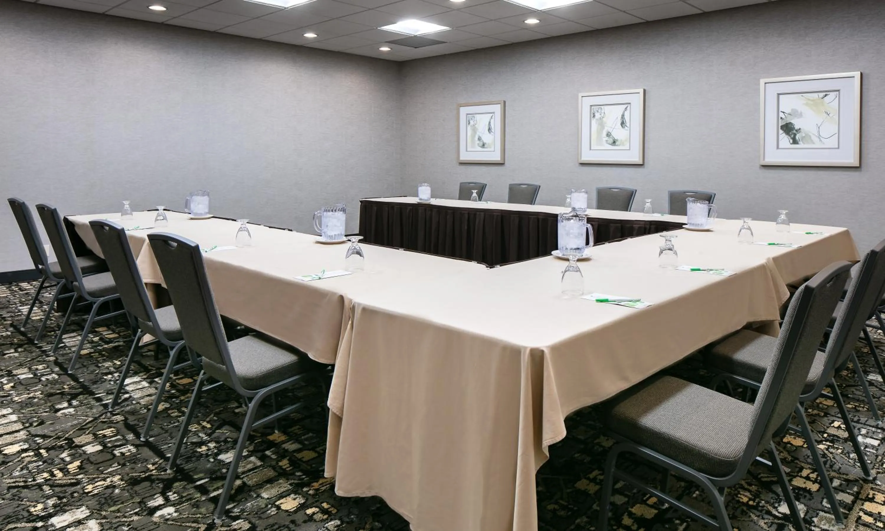 Meeting/conference room in Holiday Inn Hotel & Suites Des Moines-Northwest by IHG