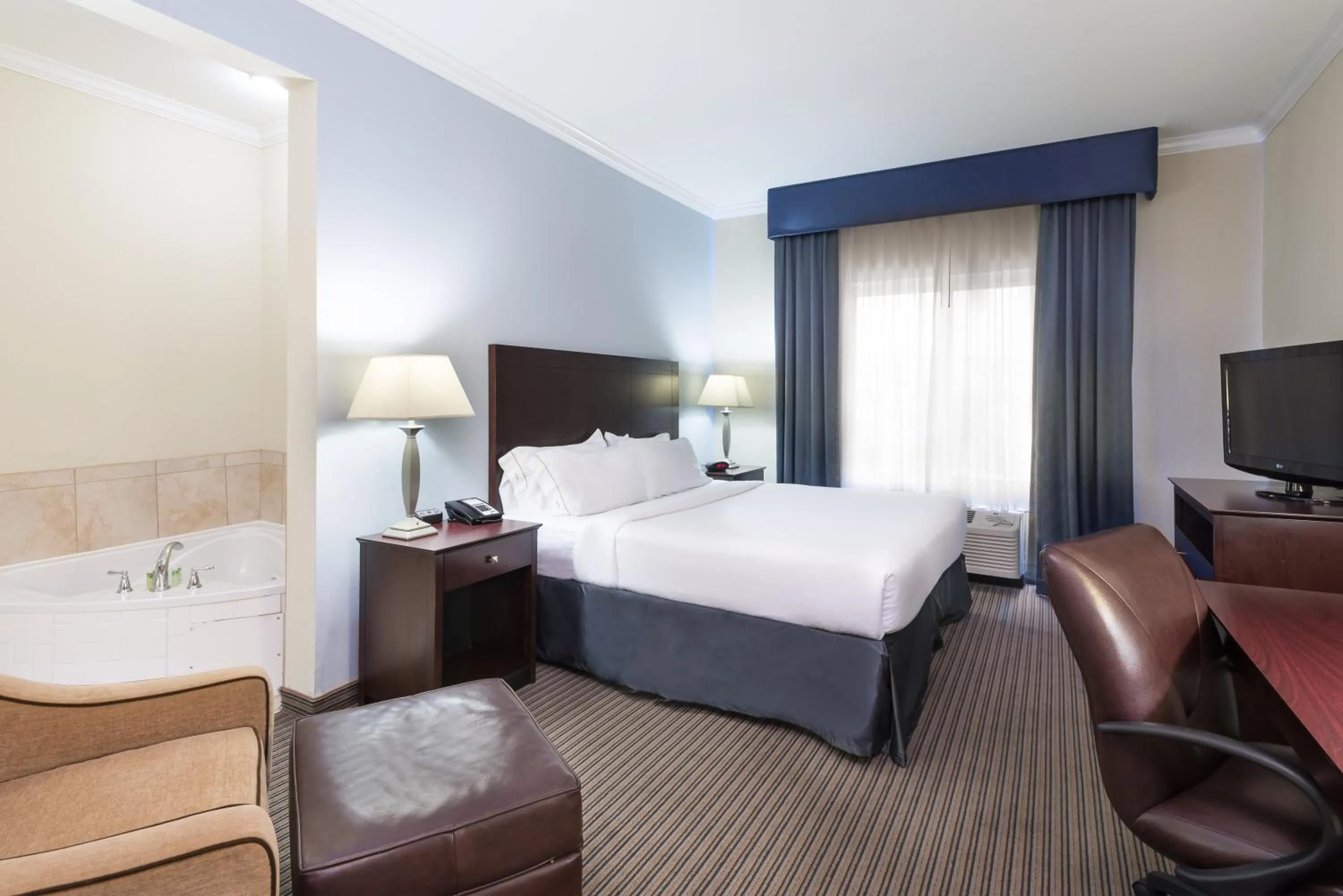 Photo of the whole room, Bed in Holiday Inn Express Hotel & Suites New Iberia - Avery Island by IHG