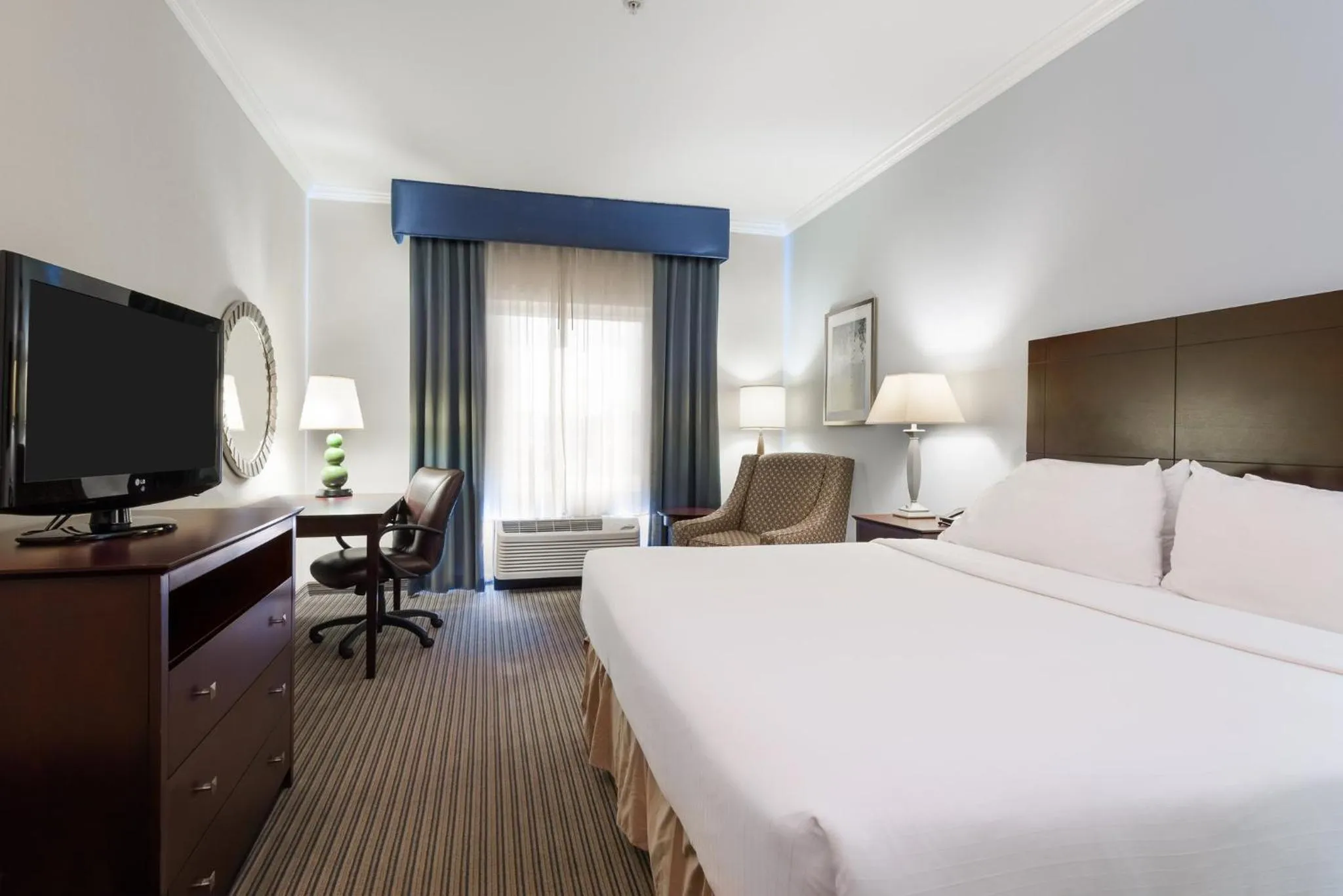 Photo of the whole room, Bed in Holiday Inn Express Hotel & Suites New Iberia - Avery Island by IHG