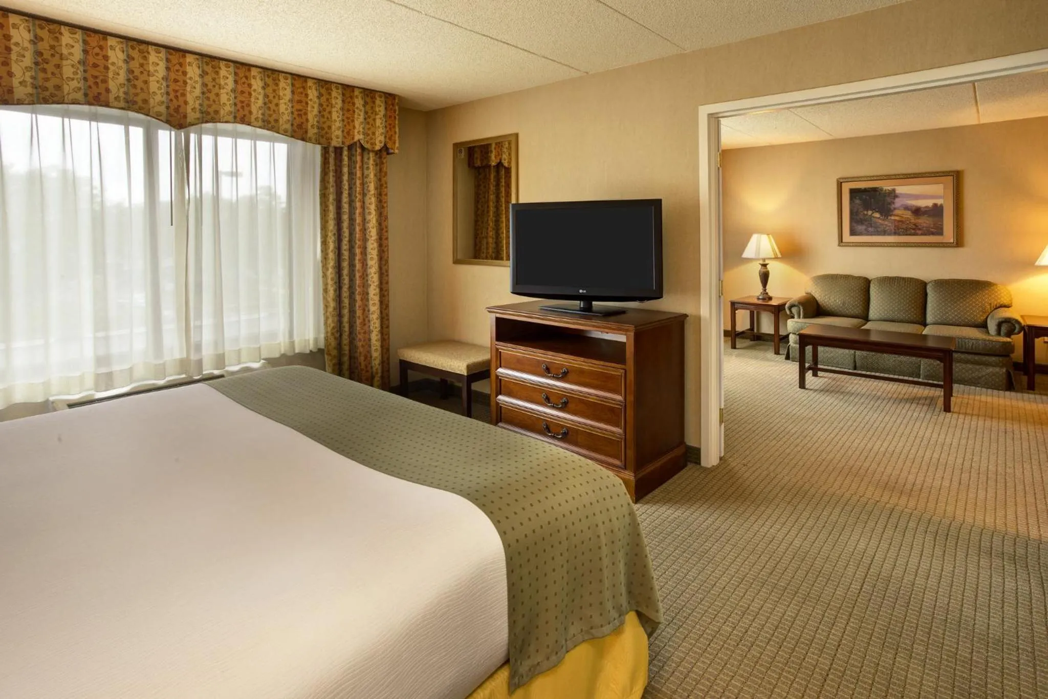 Photo of the whole room, Bed in Holiday Inn Hotel & Suites Ann Arbor University of Michigan Area by IHG