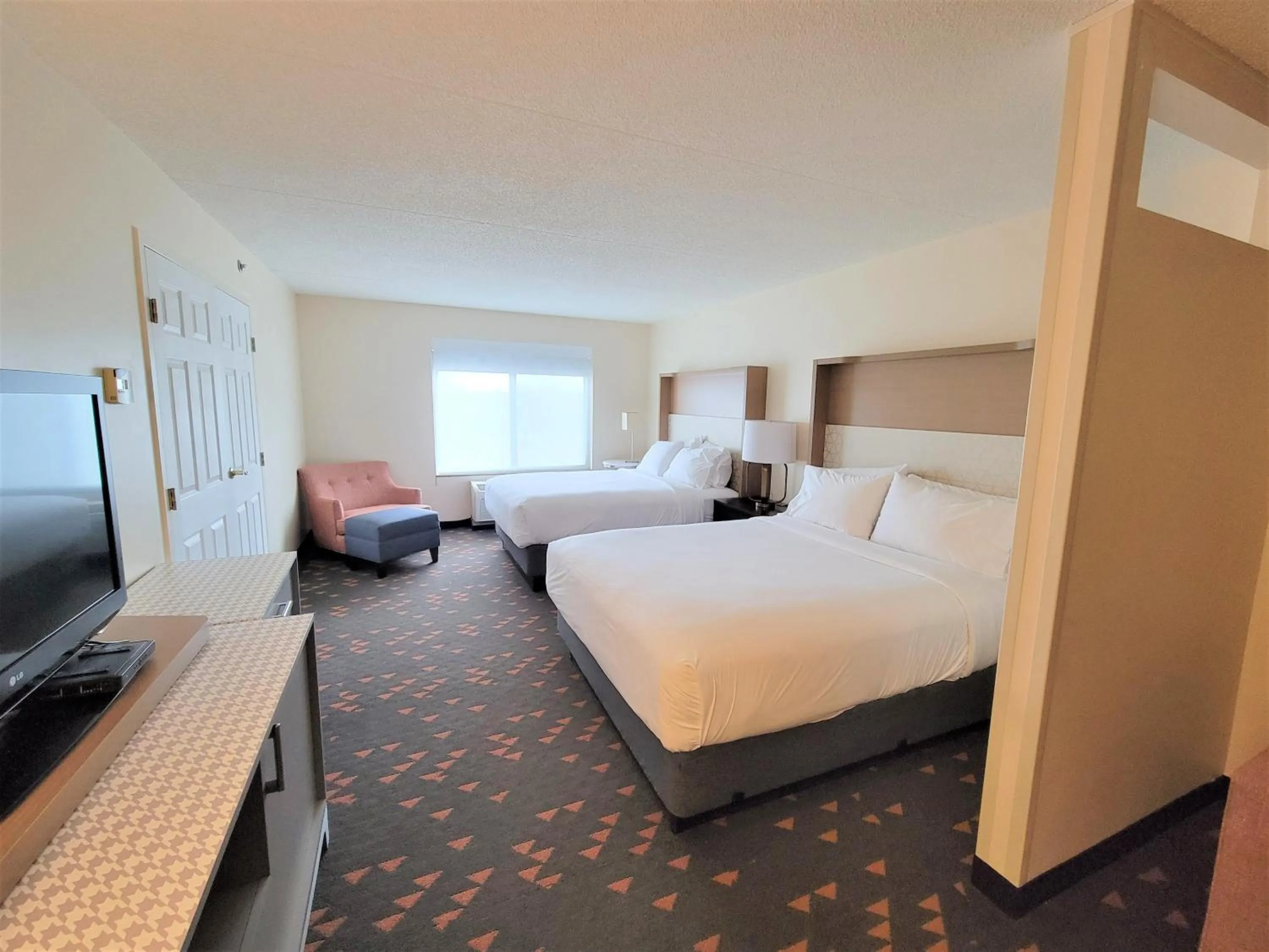 Photo of the whole room, Bed in Holiday Inn Hotel & Suites Ann Arbor University of Michigan Area by IHG