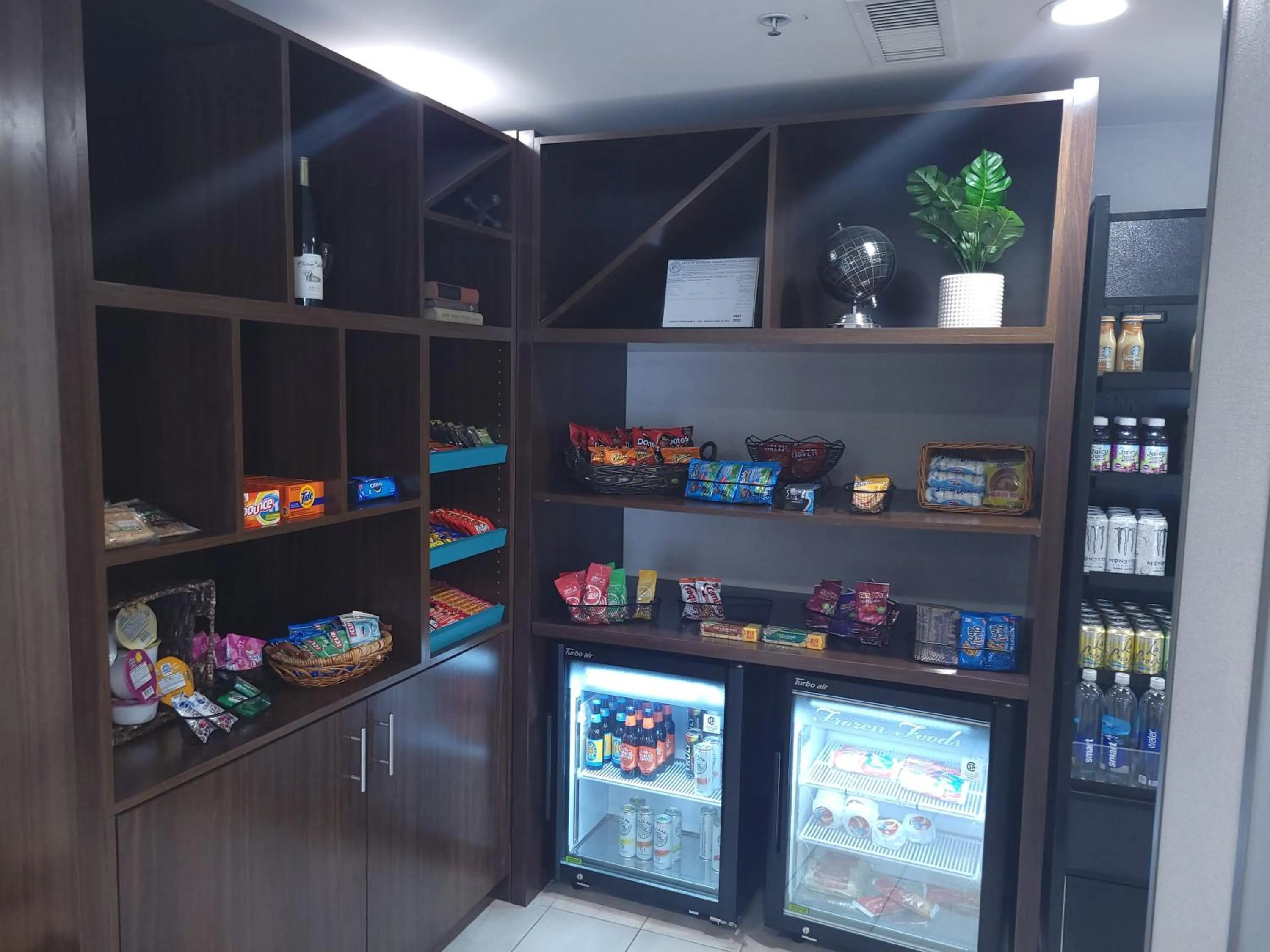 Food and drinks in Holiday Inn Hotel & Suites Ann Arbor University of Michigan Area by IHG