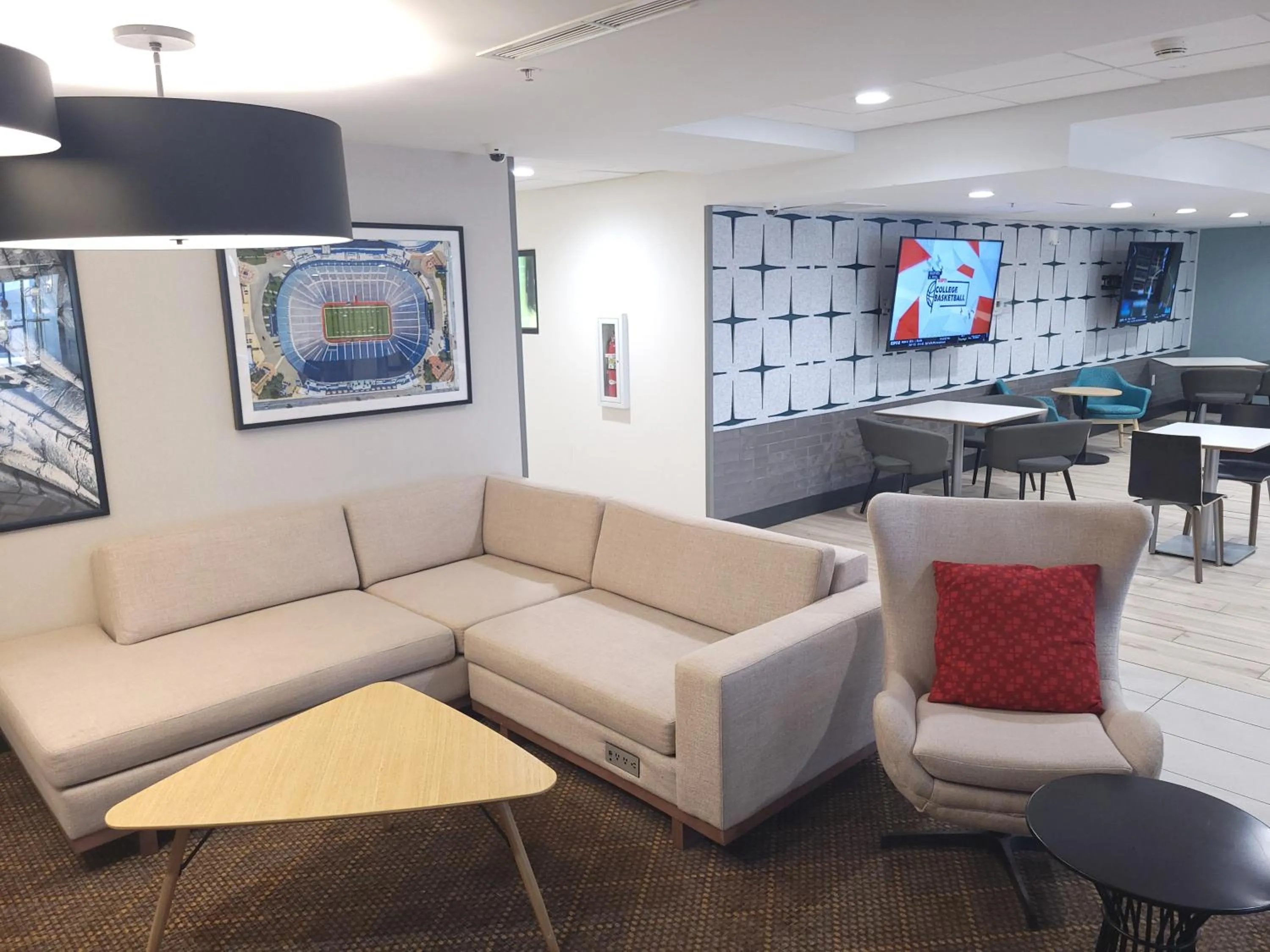 Lobby or reception in Holiday Inn Hotel & Suites Ann Arbor University of Michigan Area by IHG