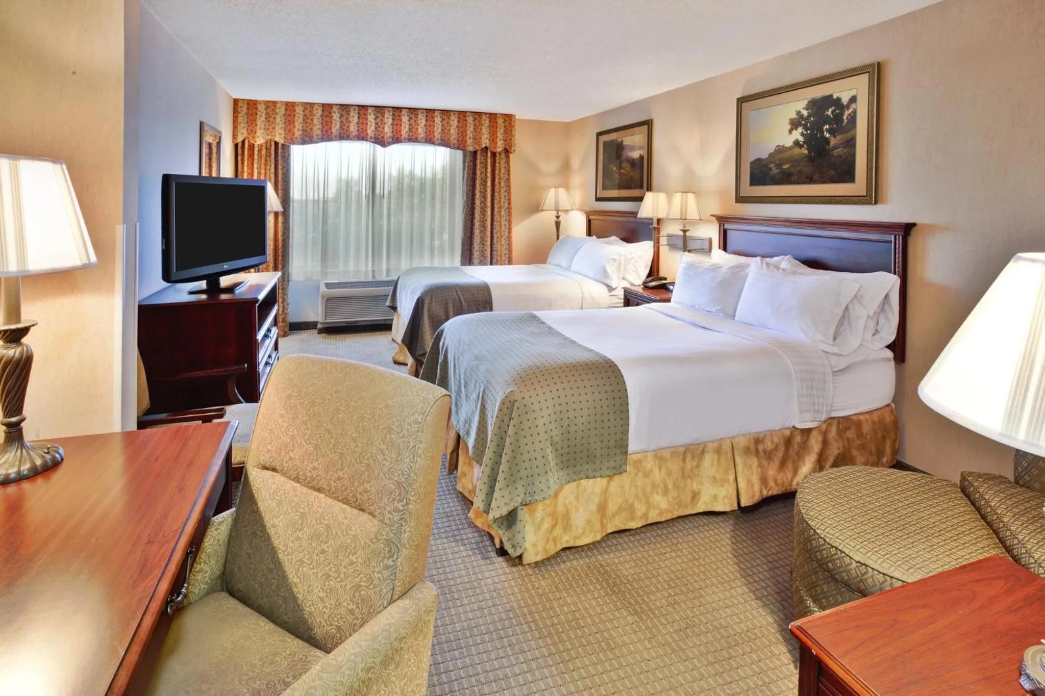 Photo of the whole room, Bed in Holiday Inn Hotel & Suites Ann Arbor University of Michigan Area by IHG