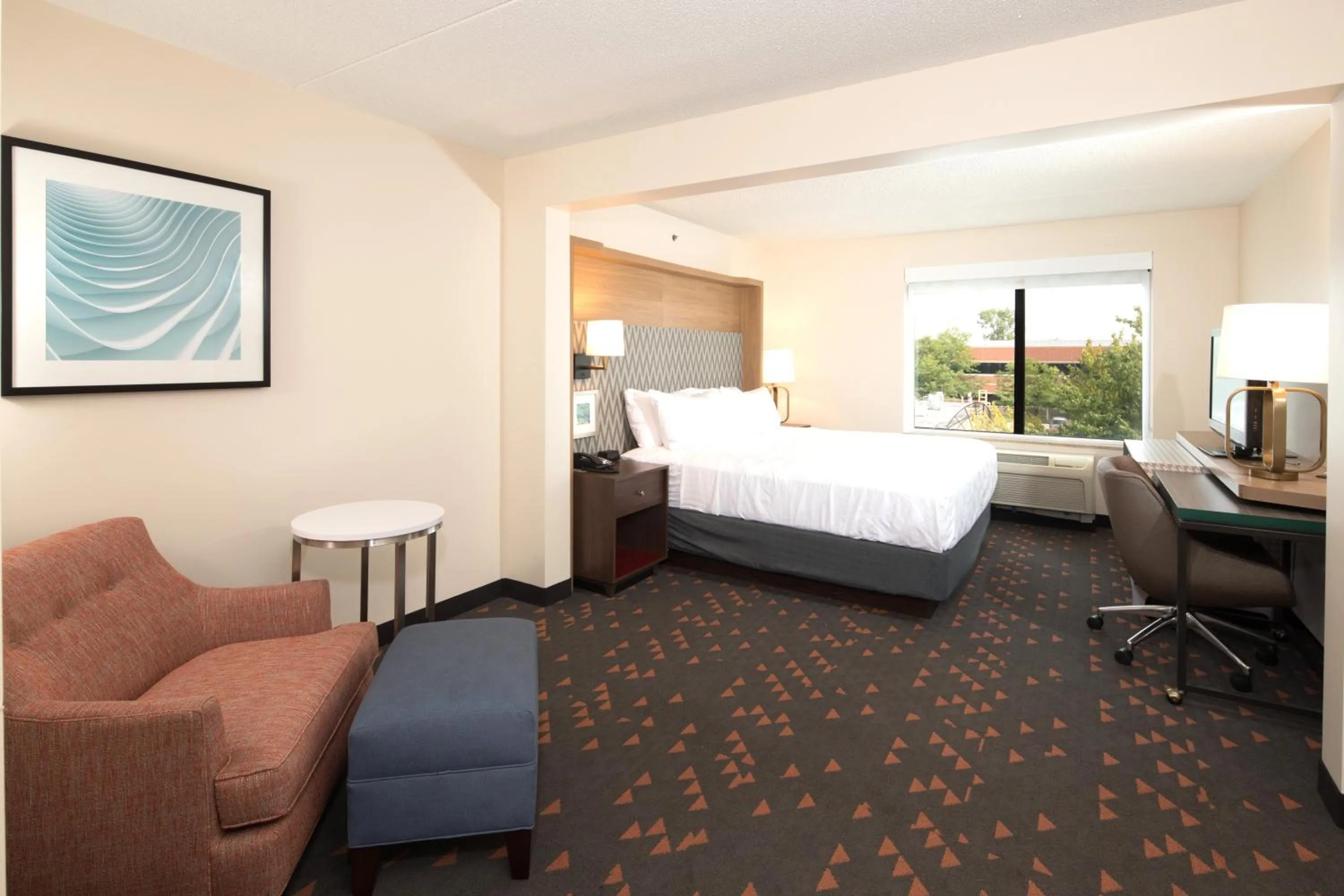 Photo of the whole room, Bed in Holiday Inn Hotel & Suites Ann Arbor University of Michigan Area by IHG