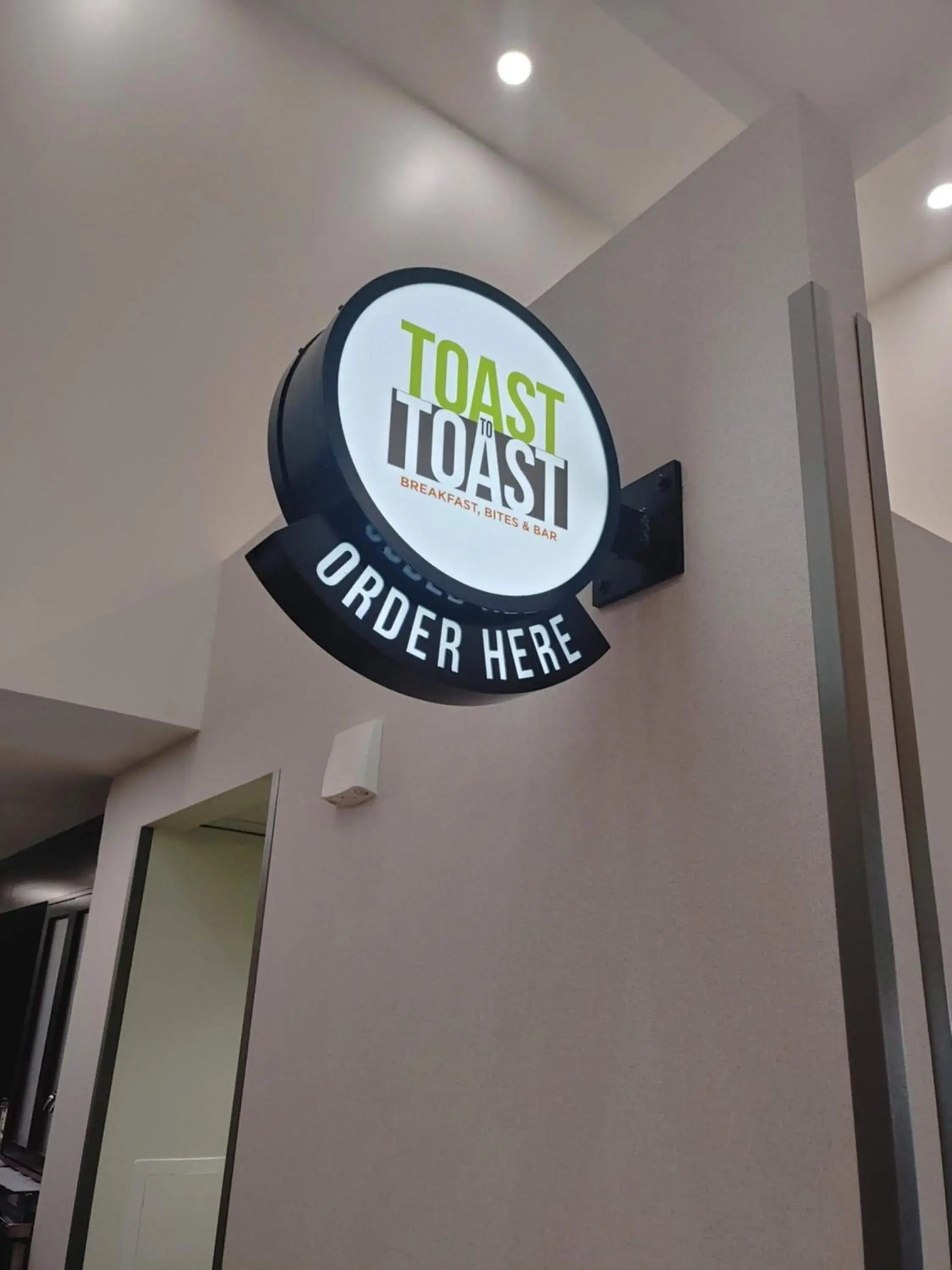 Restaurant/places to eat in Holiday Inn Hotel & Suites Ann Arbor University of Michigan Area by IHG Restaurant/places to eat in Holiday Inn Hotel & Suites Ann Arbor University of Michigan Area by IHG