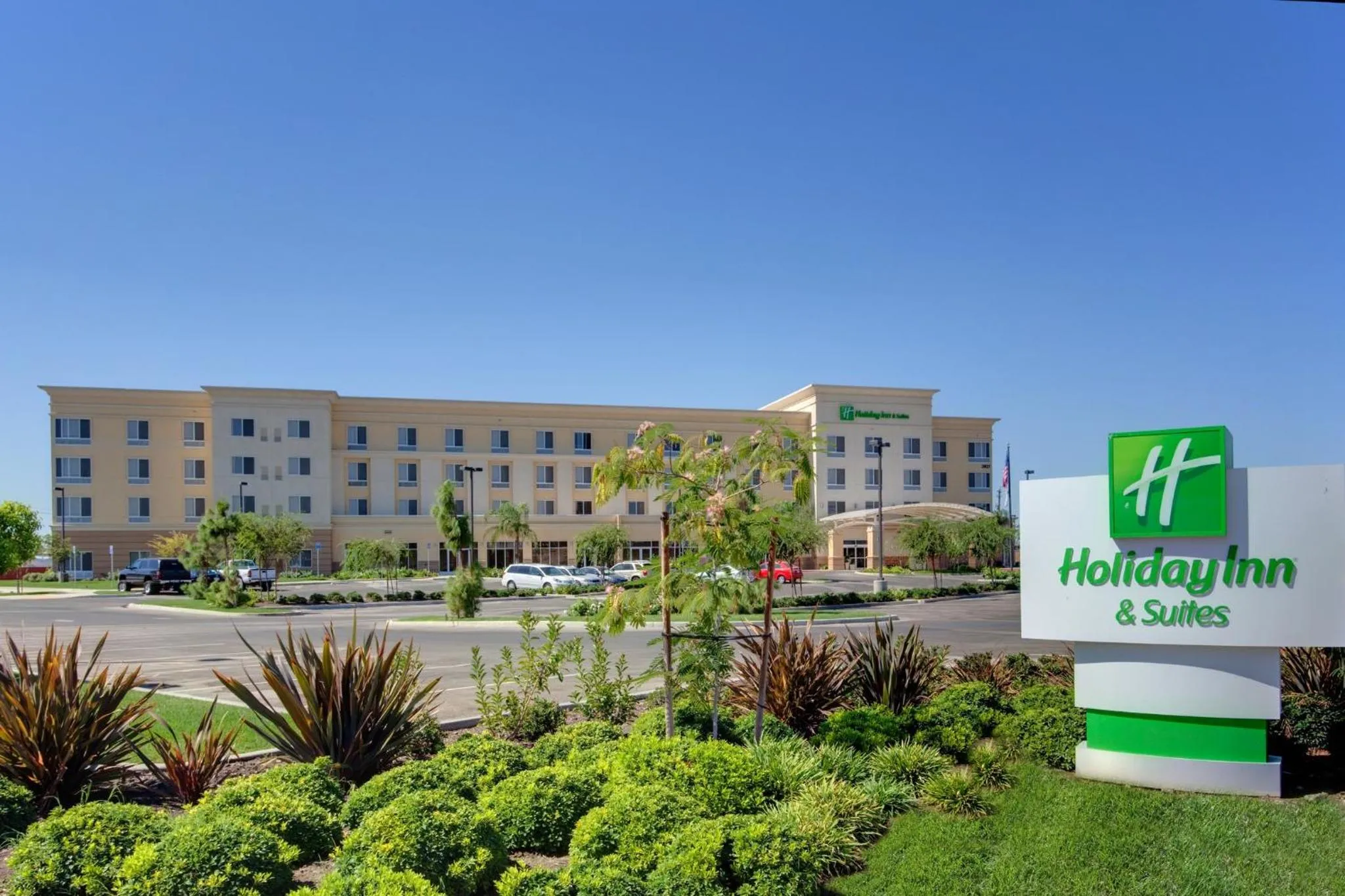 Property building in Holiday Inn & Suites Bakersfield by IHG