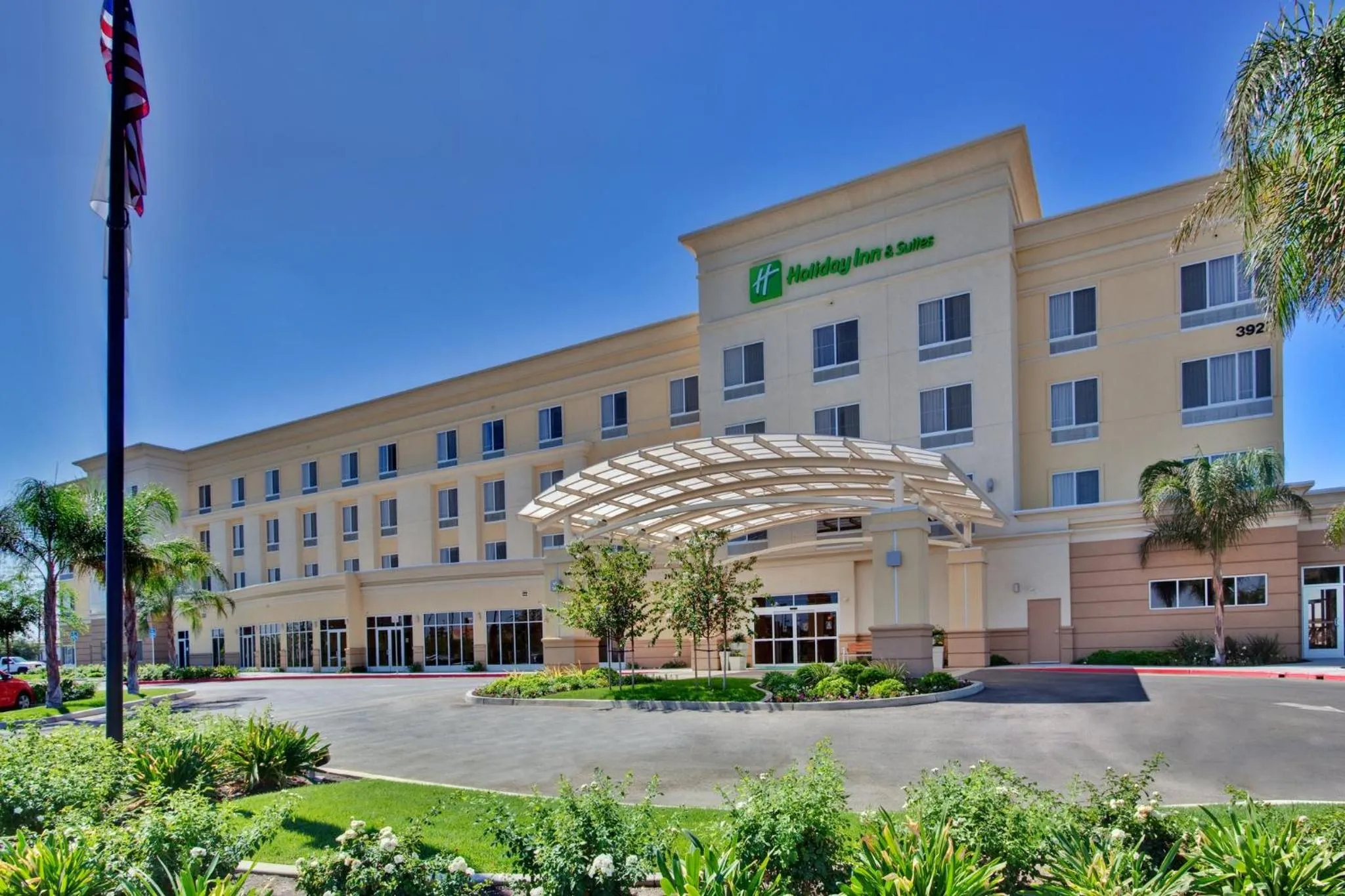 Property building in Holiday Inn & Suites Bakersfield by IHG