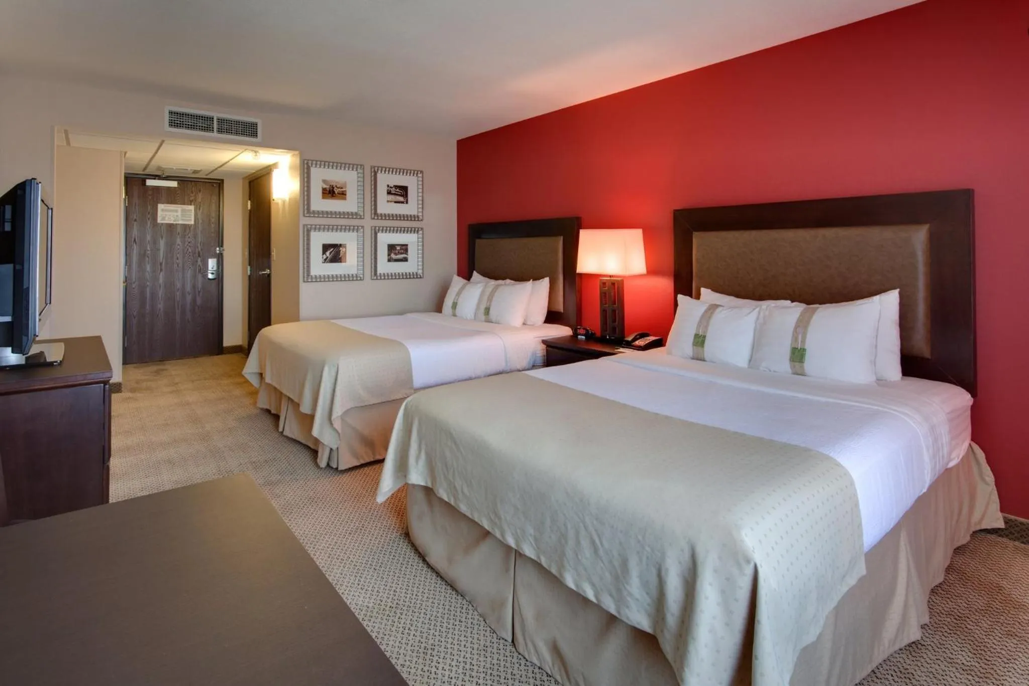 Photo of the whole room, Bed in Holiday Inn & Suites Bakersfield by IHG