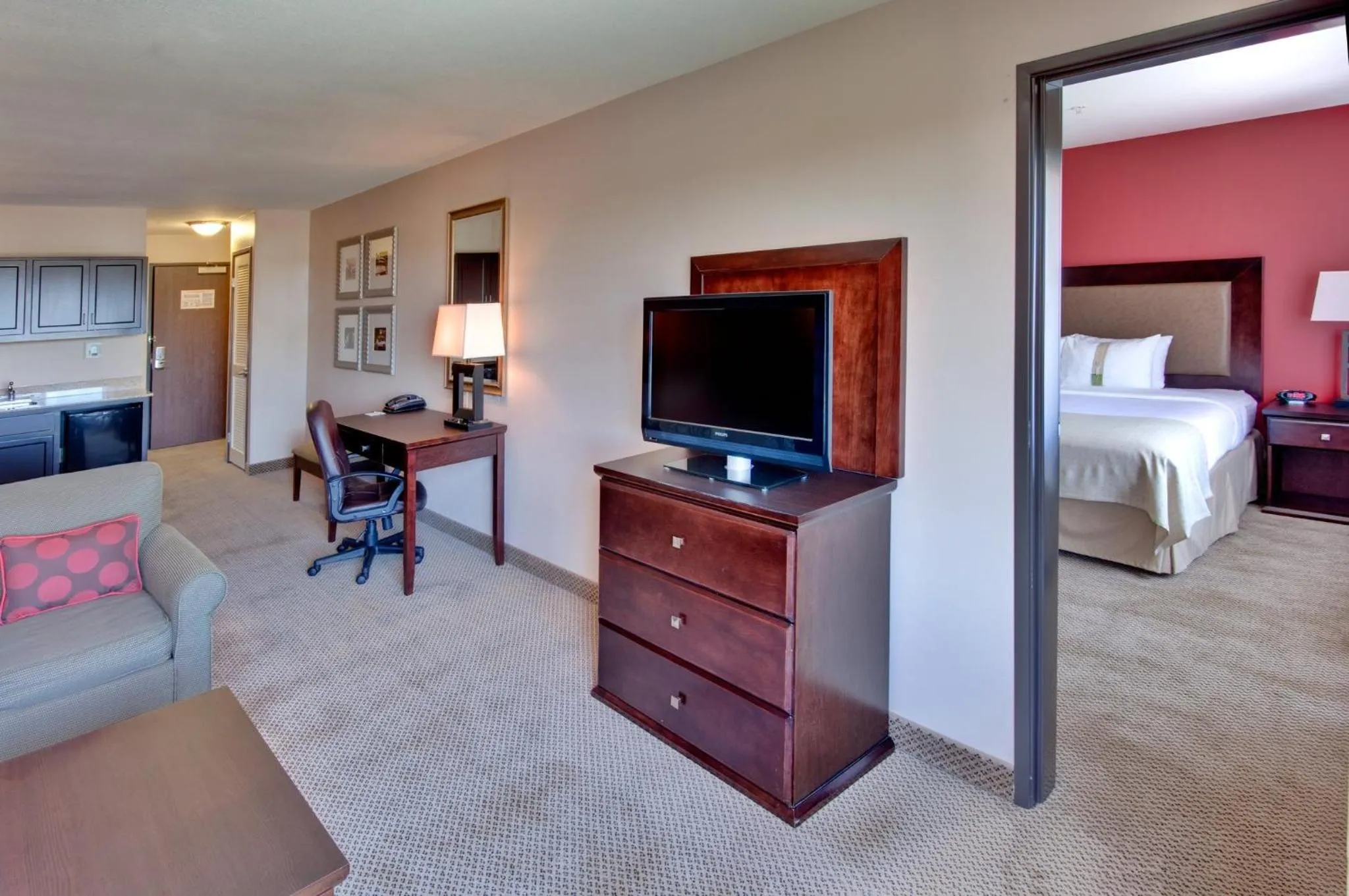 Photo of the whole room, Bed in Holiday Inn & Suites Bakersfield by IHG