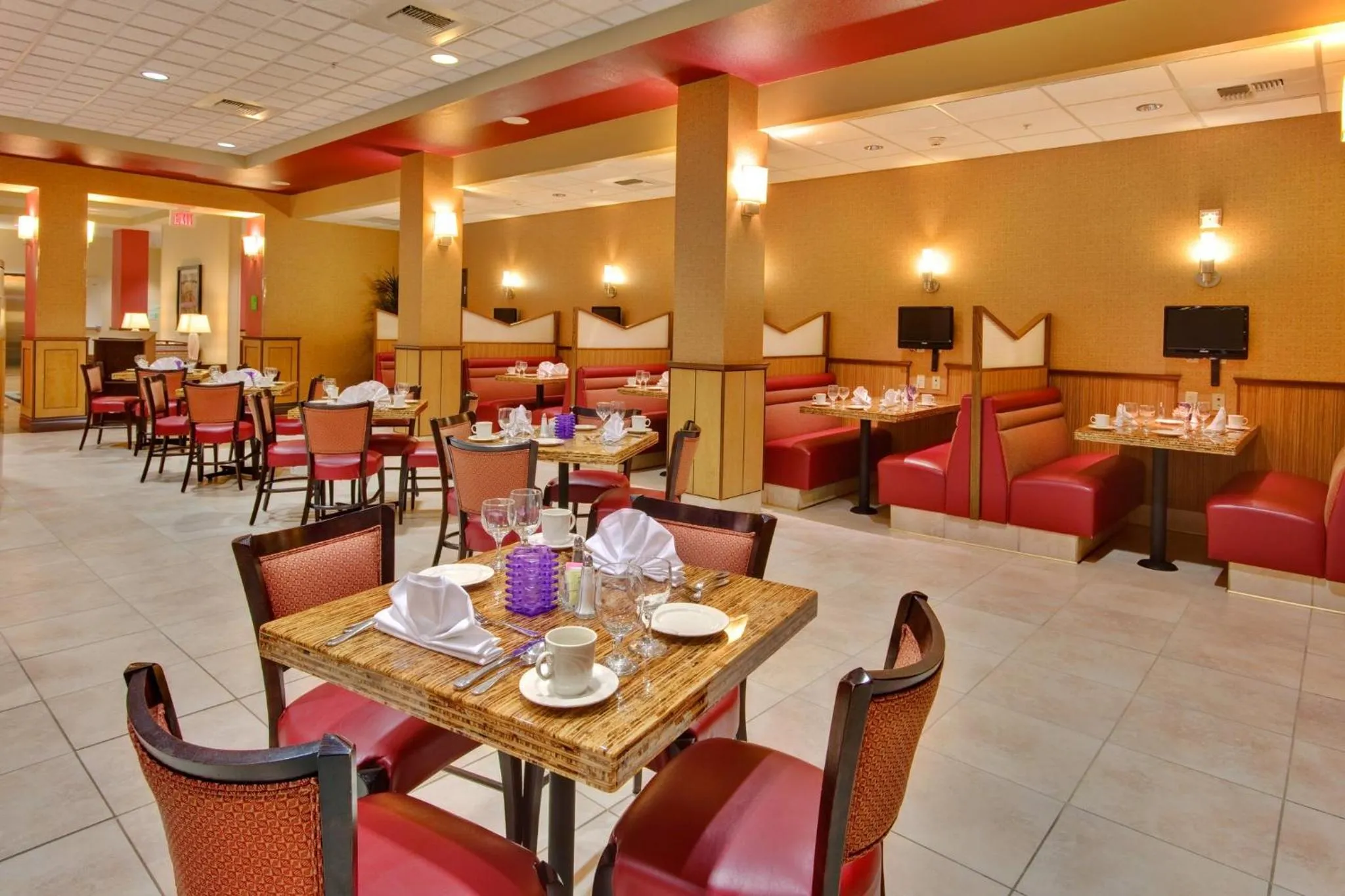 Restaurant/places to eat in Holiday Inn & Suites Bakersfield by IHG