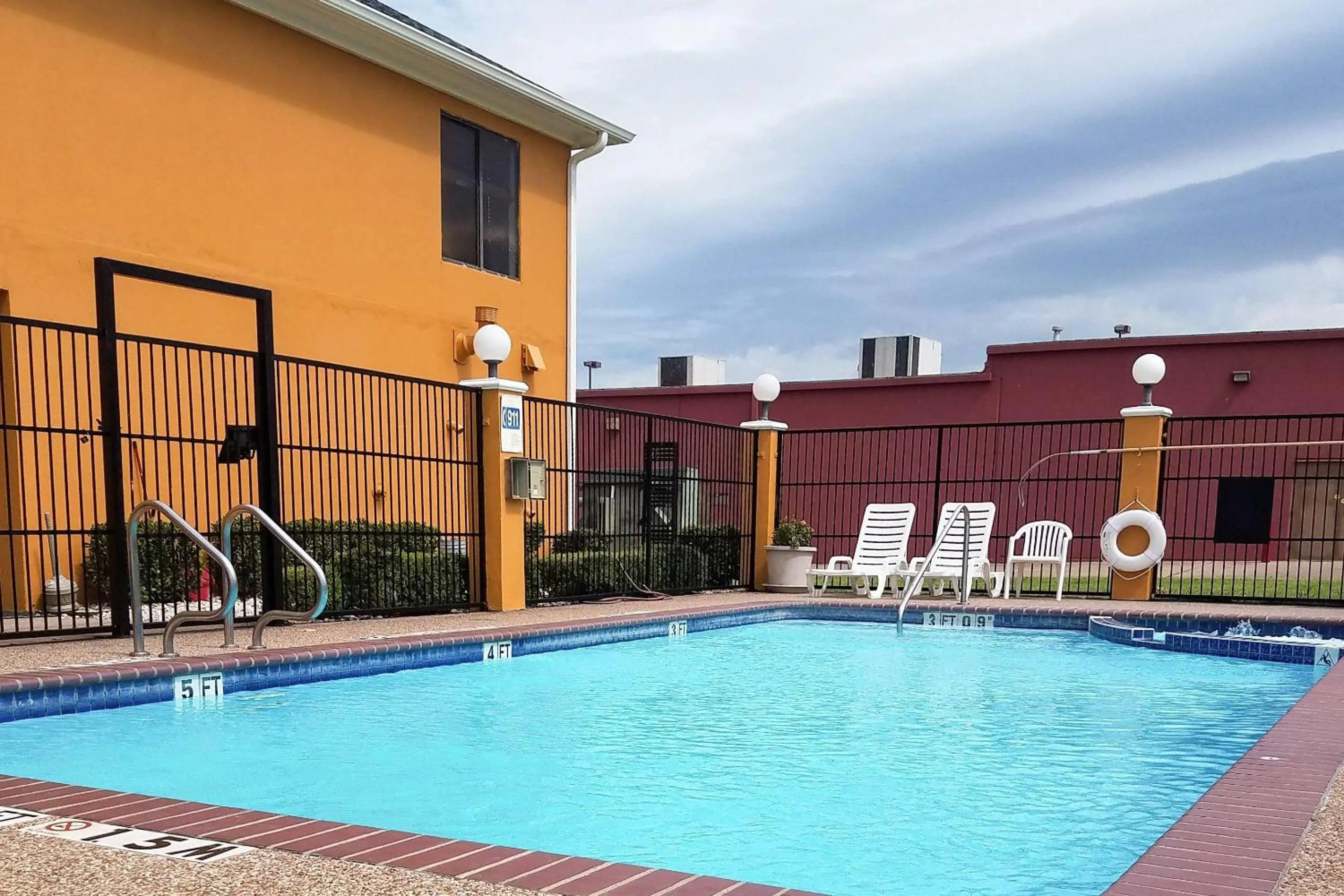 Swimming pool in Quality Inn Hillsboro