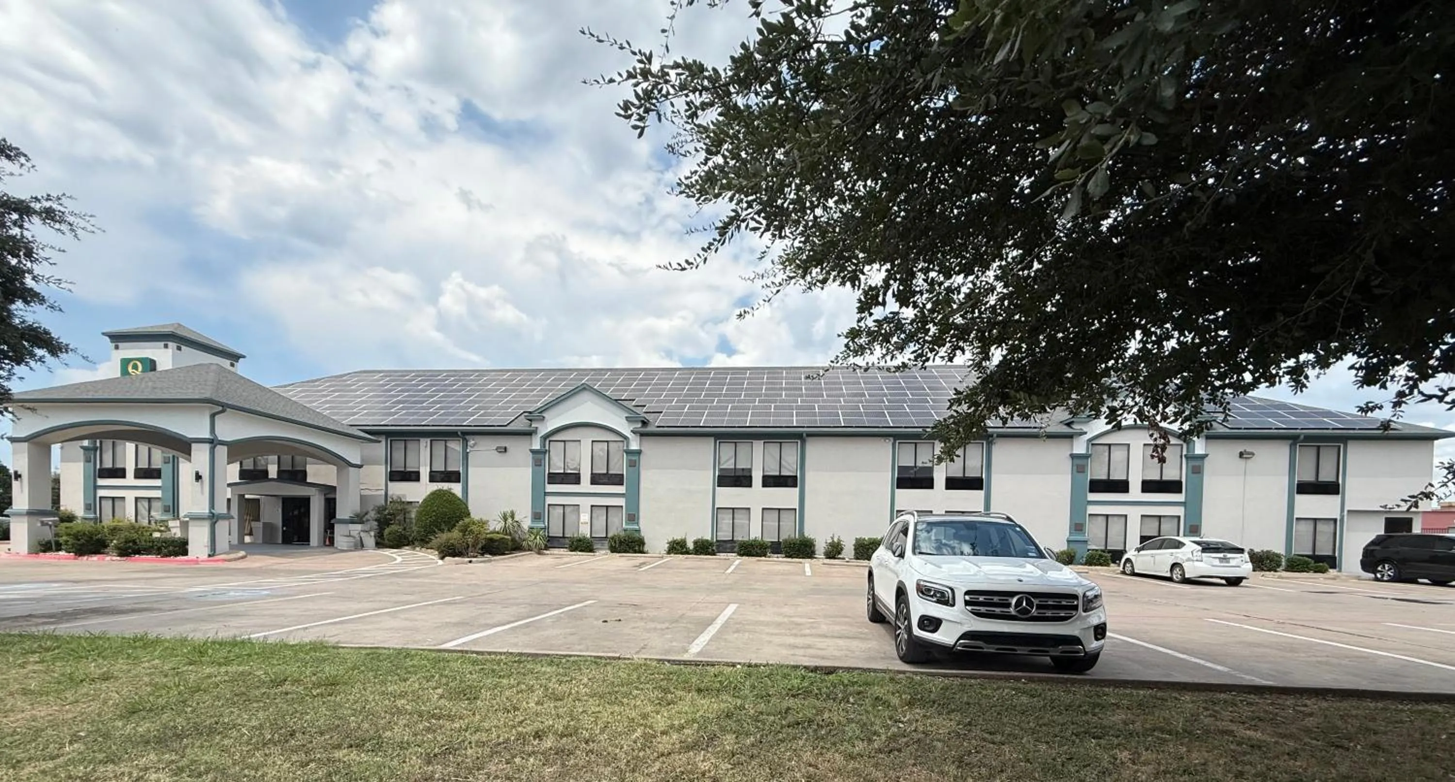 Property building in Quality Inn Hillsboro