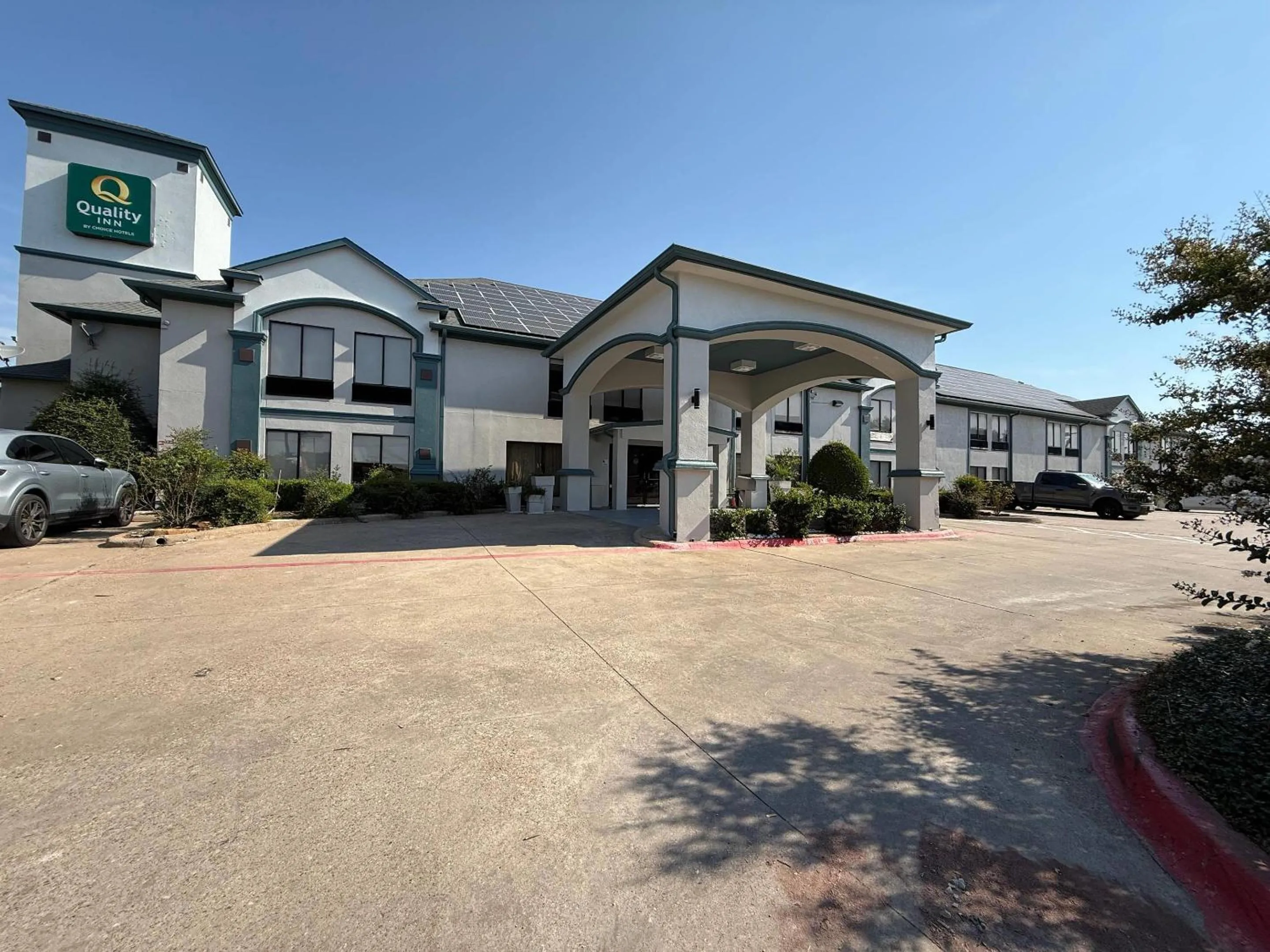 Property building in Quality Inn Hillsboro