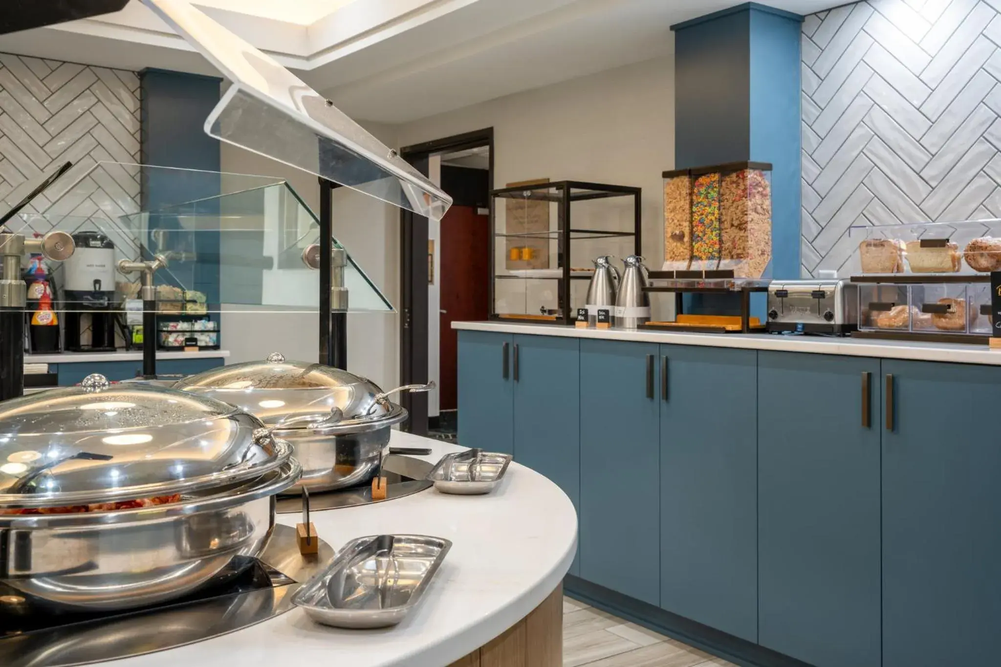 Breakfast in Staybridge Suites West Des Moines by IHG Breakfast in Staybridge Suites West Des Moines by IHG