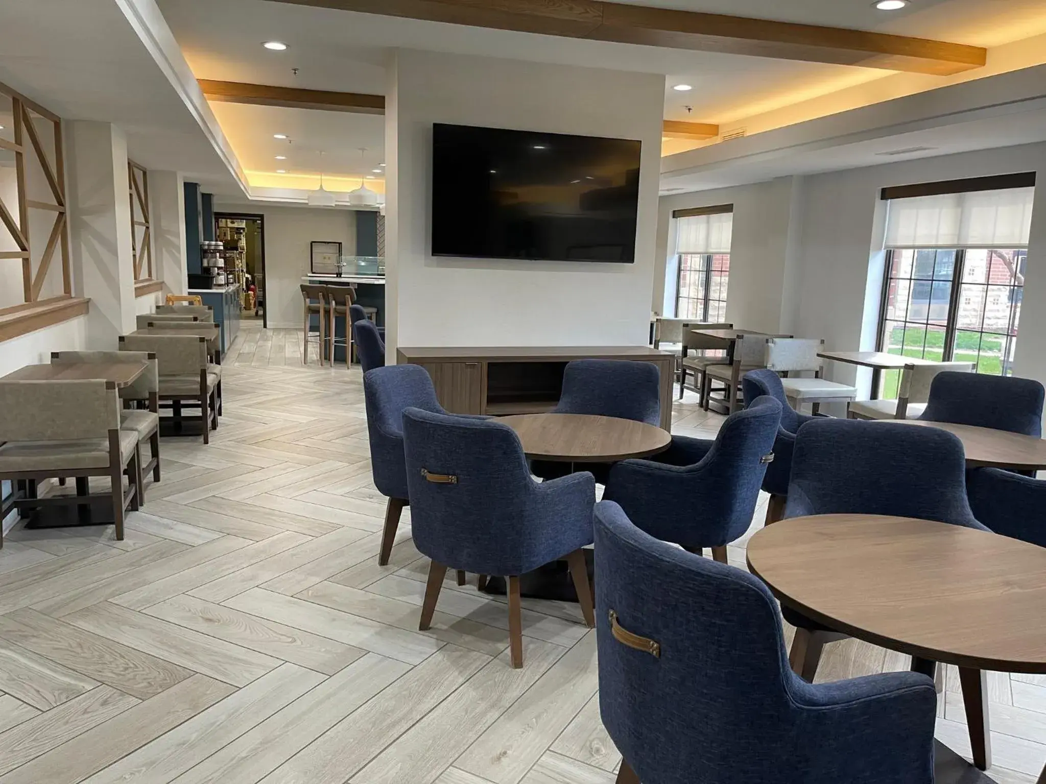 Breakfast in Staybridge Suites West Des Moines by IHG Breakfast in Staybridge Suites West Des Moines by IHG