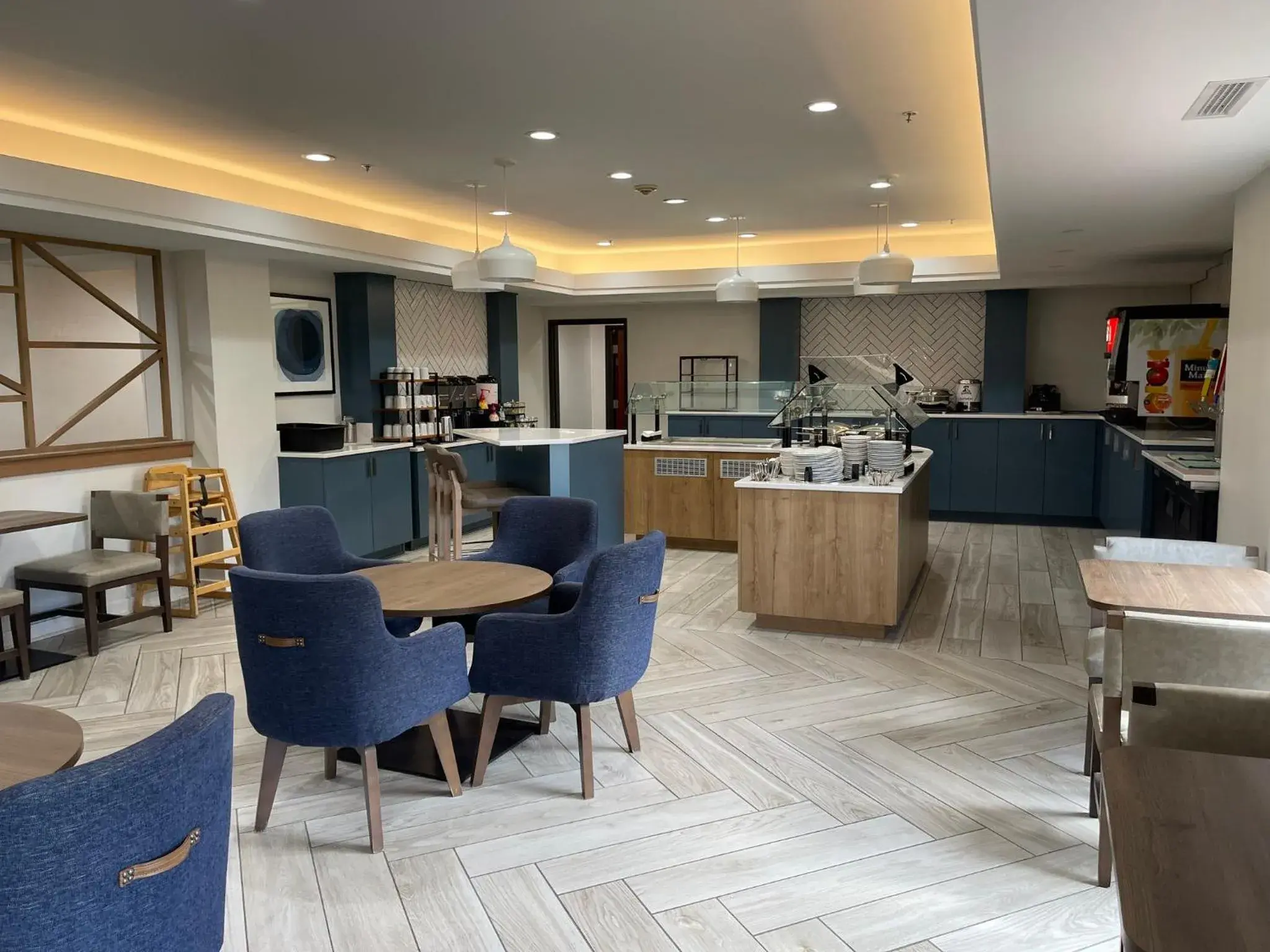 Breakfast in Staybridge Suites West Des Moines by IHG Breakfast in Staybridge Suites West Des Moines by IHG