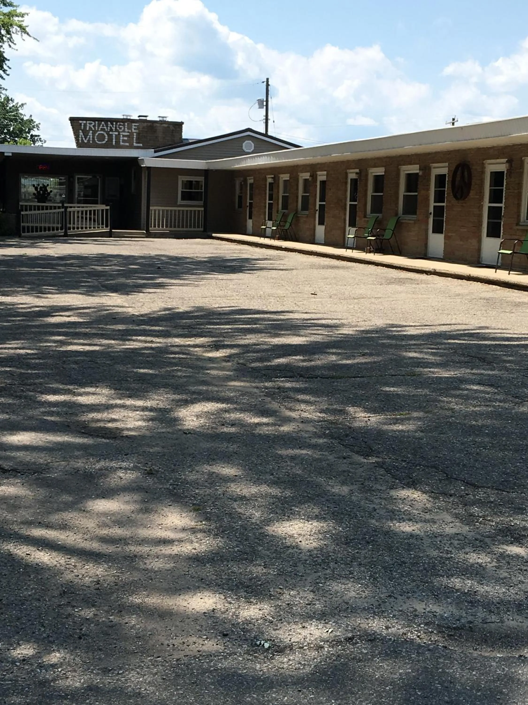 Facade/entrance in The Triangle Motel
