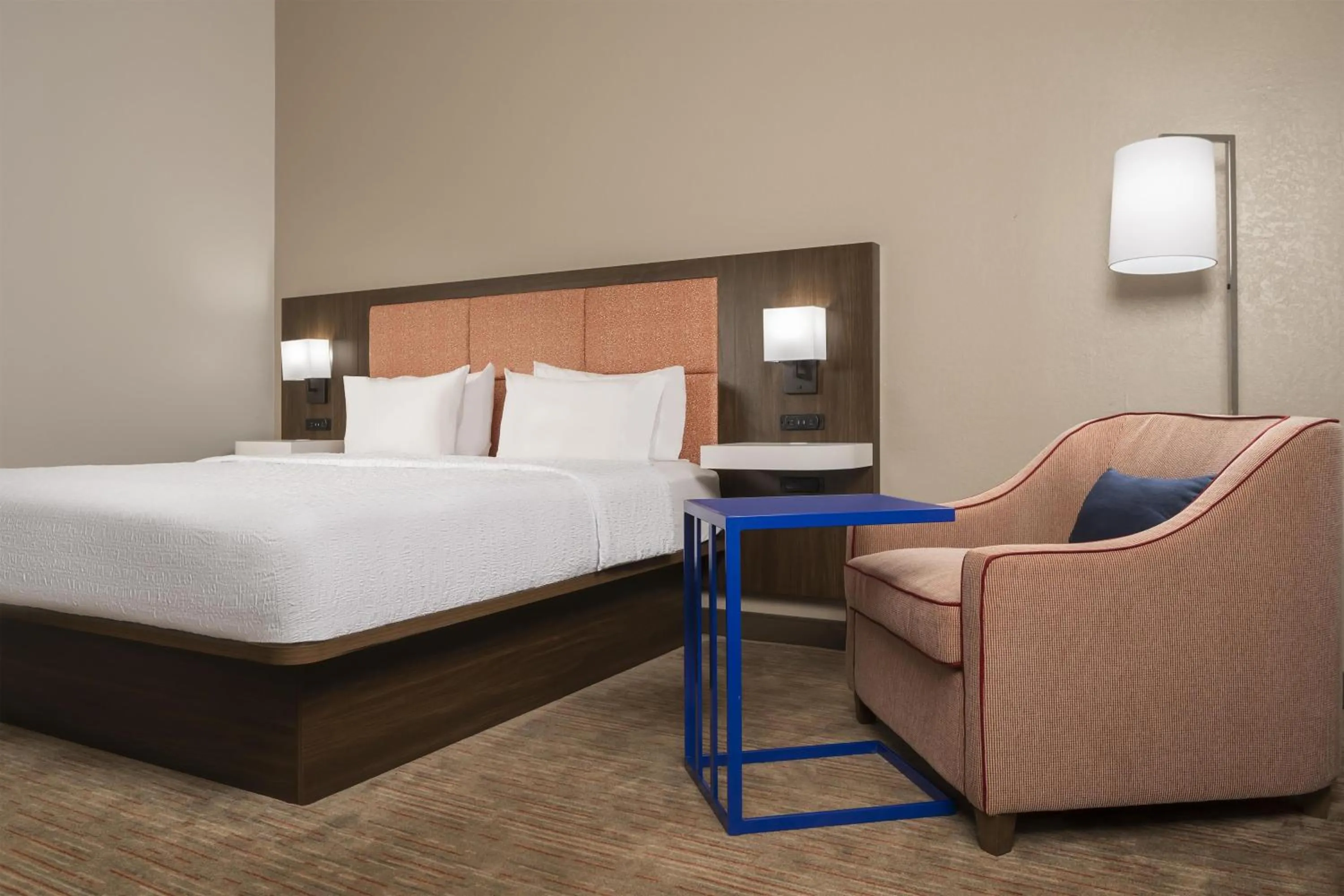 Bed in Hampton Inn & Suites - Mansfield