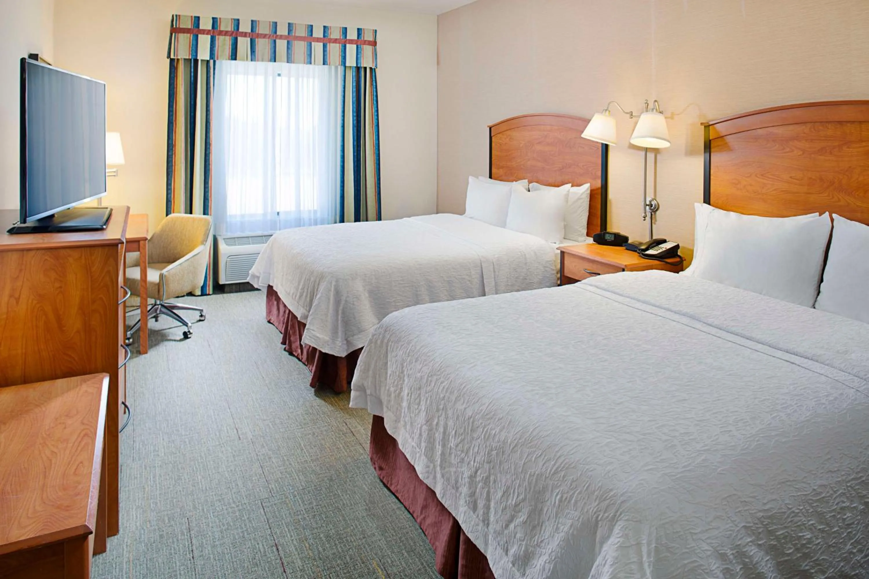 Bed in Hampton Inn & Suites - Mansfield