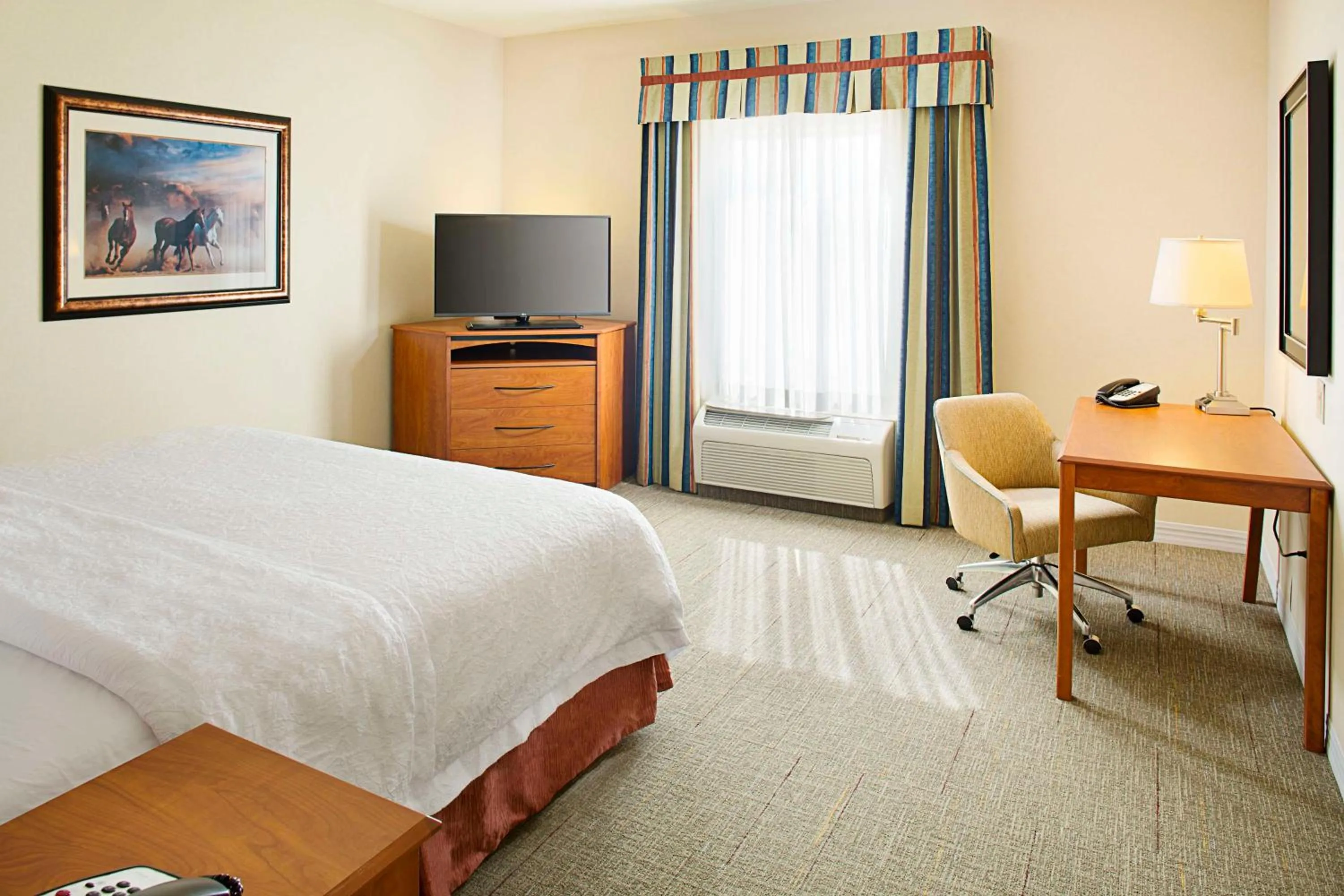 Bed in Hampton Inn & Suites - Mansfield