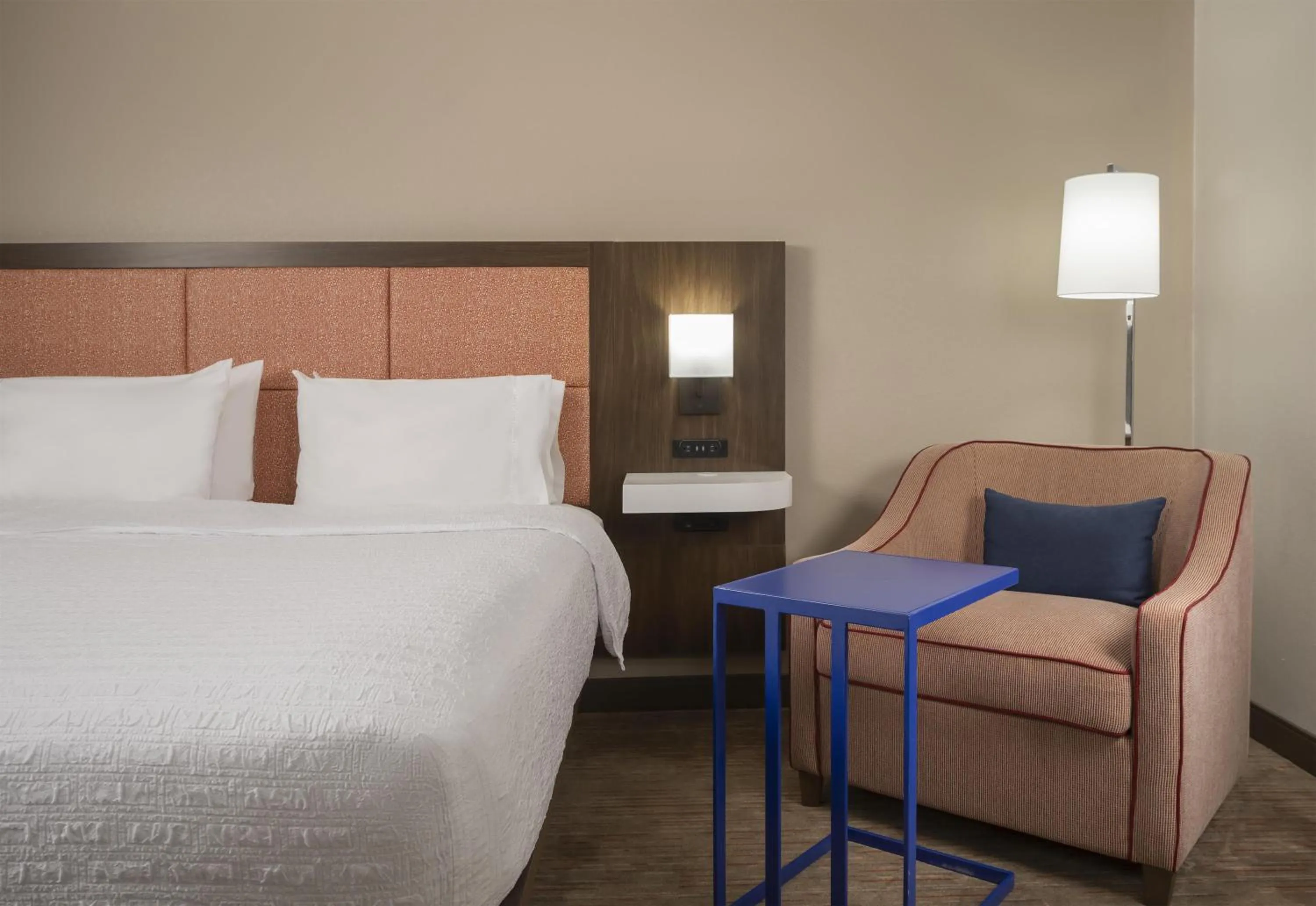 Bed in Hampton Inn & Suites - Mansfield