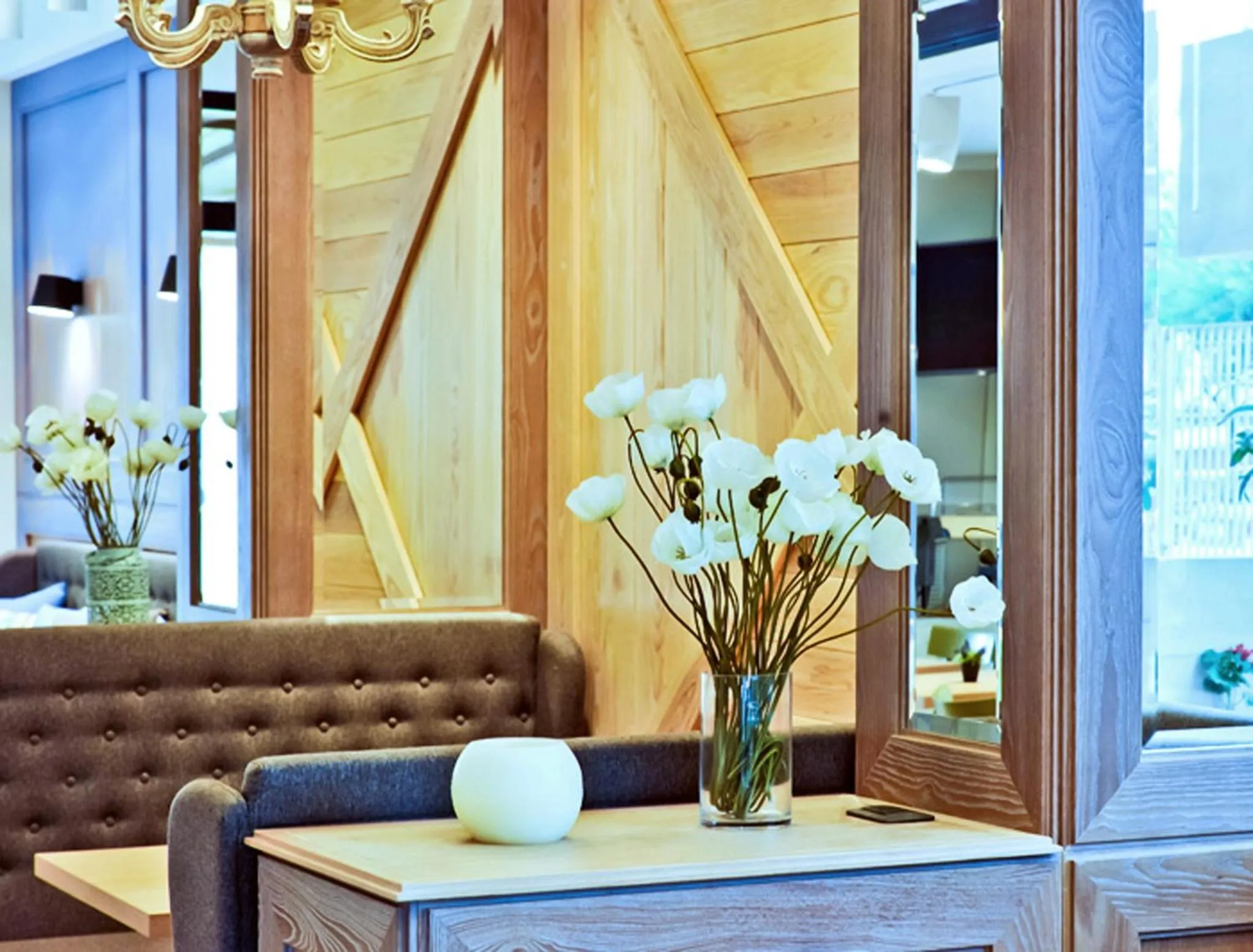 Restaurant/places to eat in Hotel Ambassador