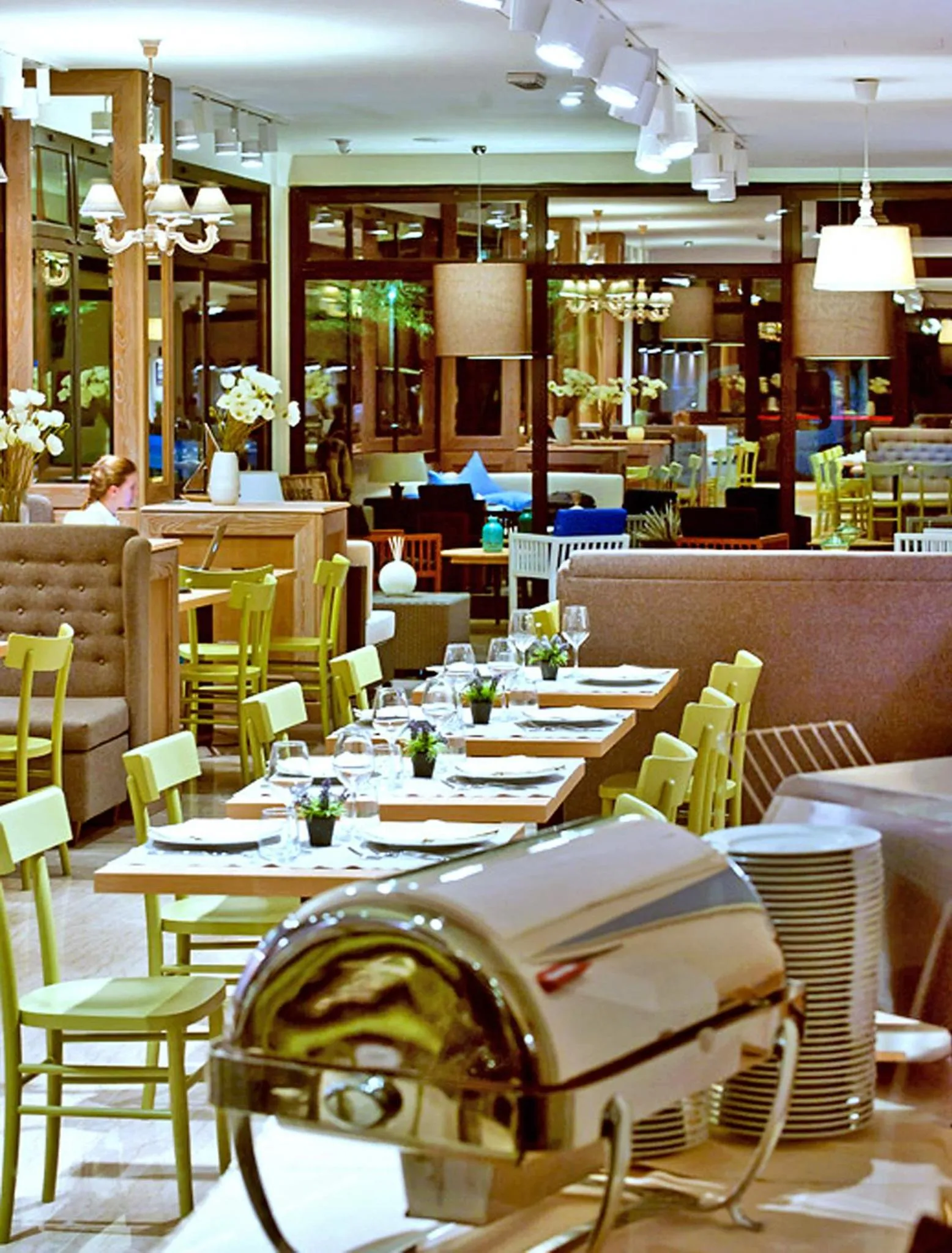 Restaurant/places to eat in Hotel Ambassador