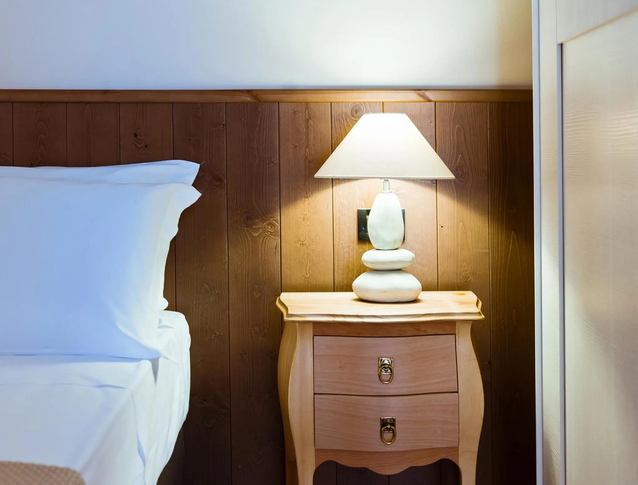 View (from property/room), Bed in Hotel Ambassador