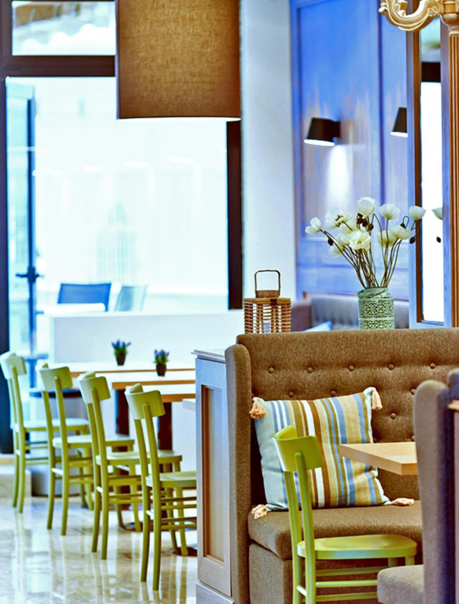 Restaurant/places to eat in Hotel Ambassador