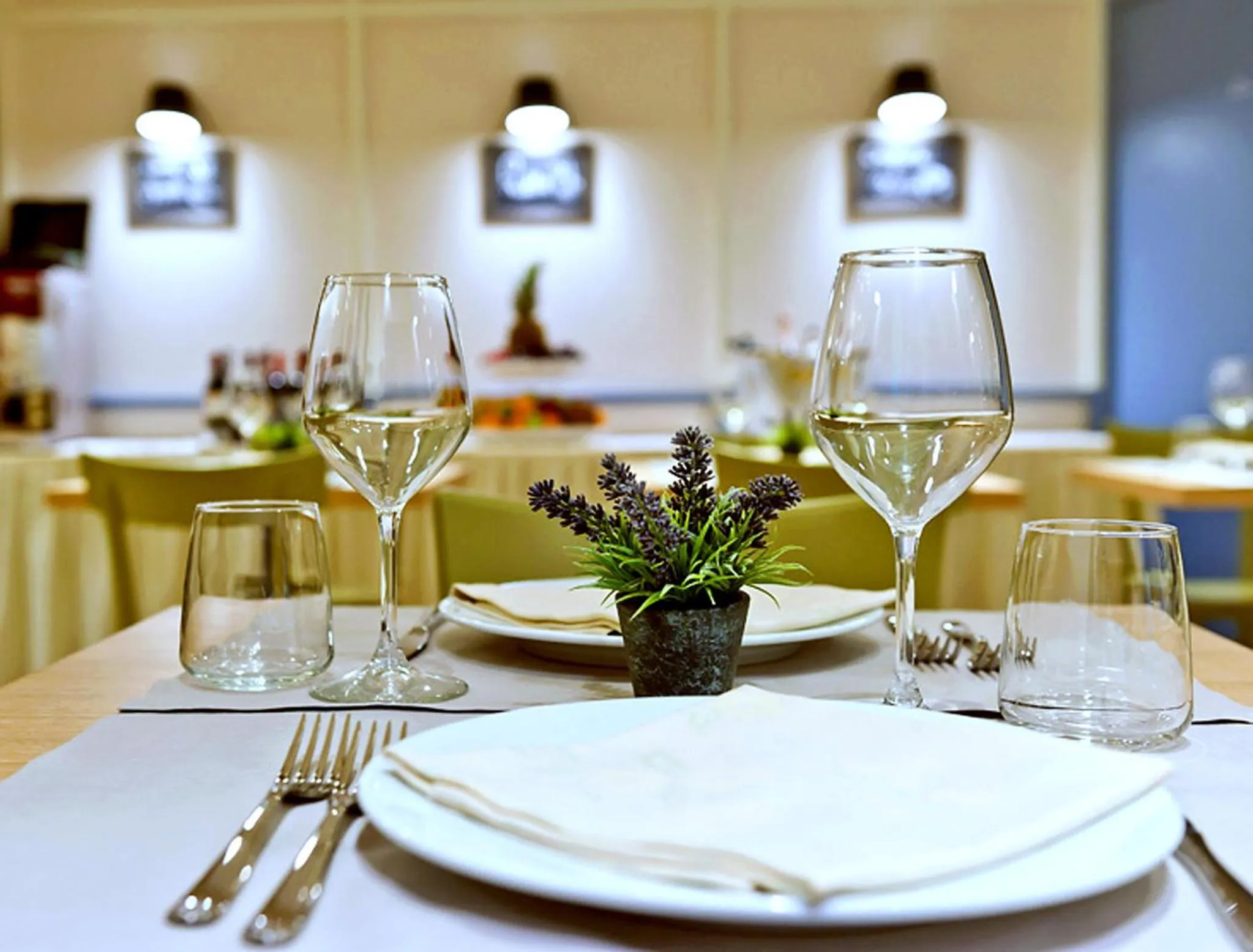 Restaurant/places to eat in Hotel Ambassador