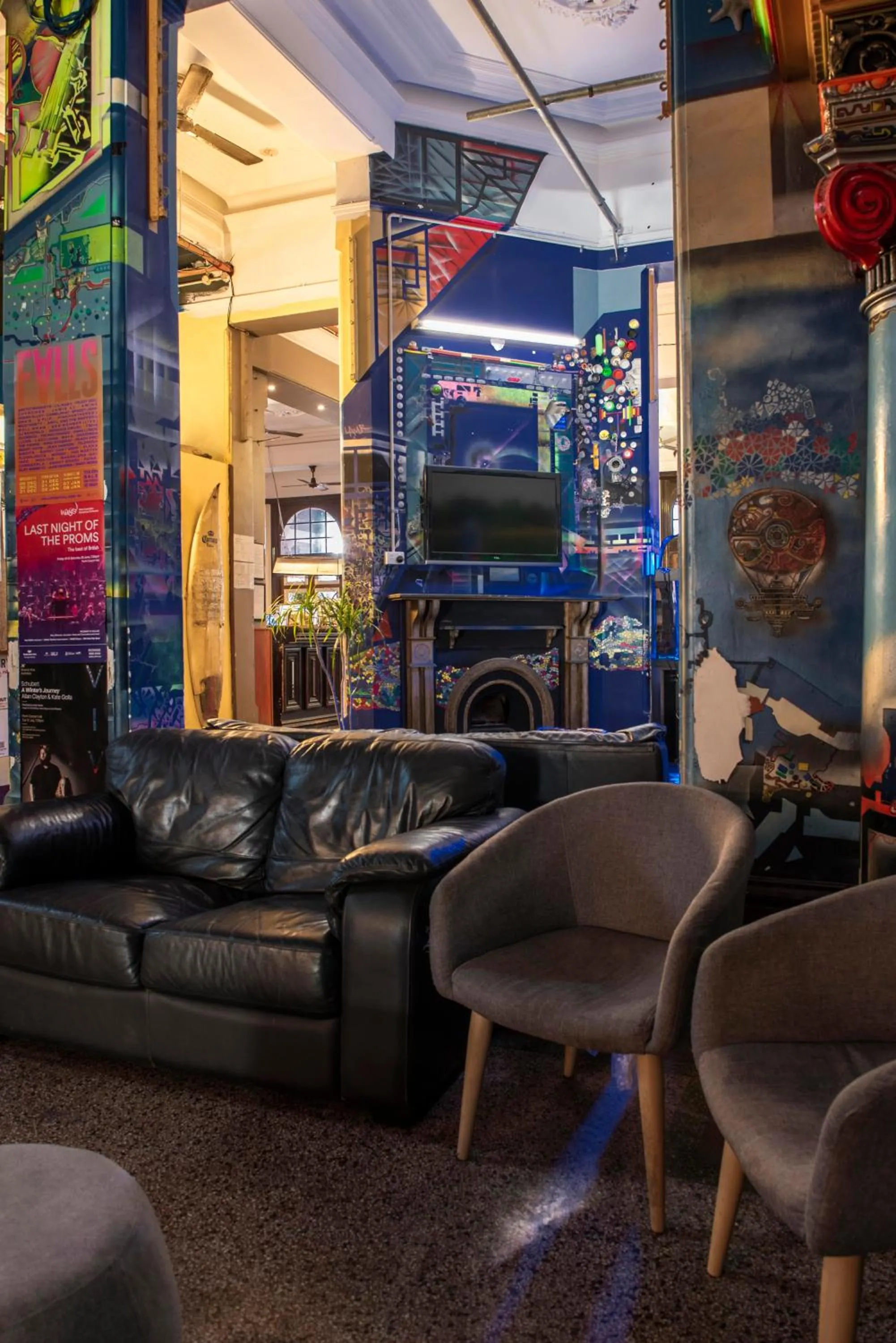 Communal lounge/ TV room in Sundancer Backpackers Hostel