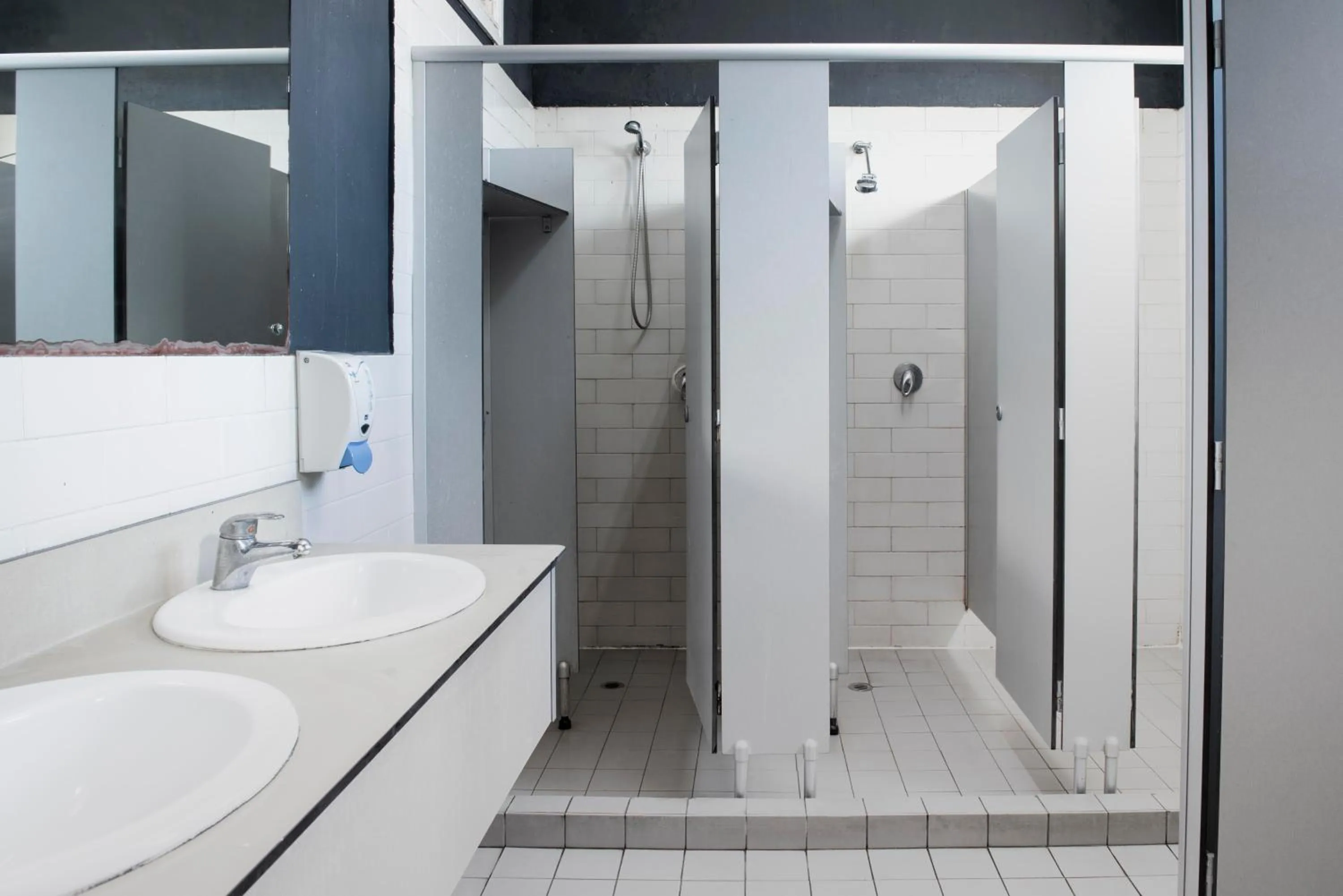 Shower in Sundancer Backpackers Hostel