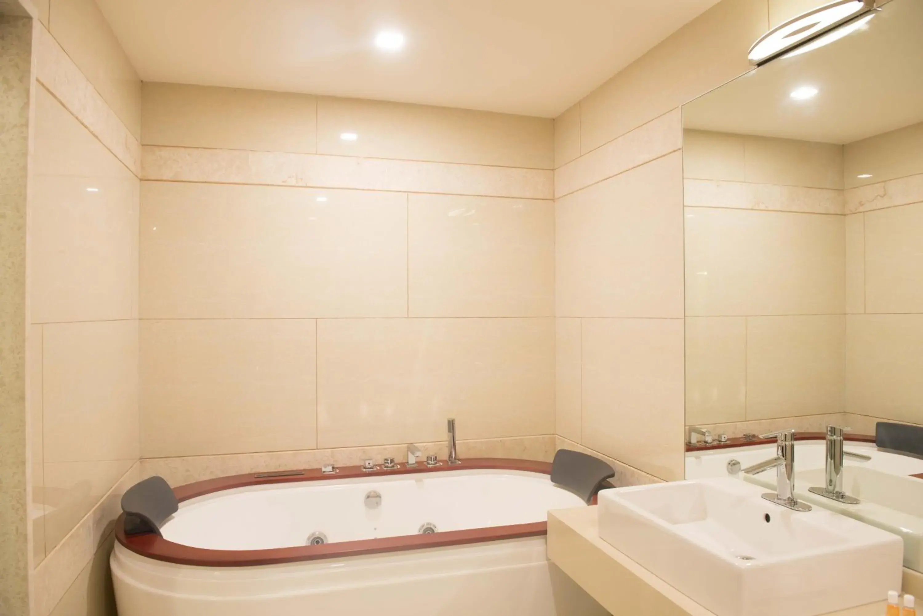 Bathroom in Hotel Chenthur Park Bathroom in Hotel Chenthur Park