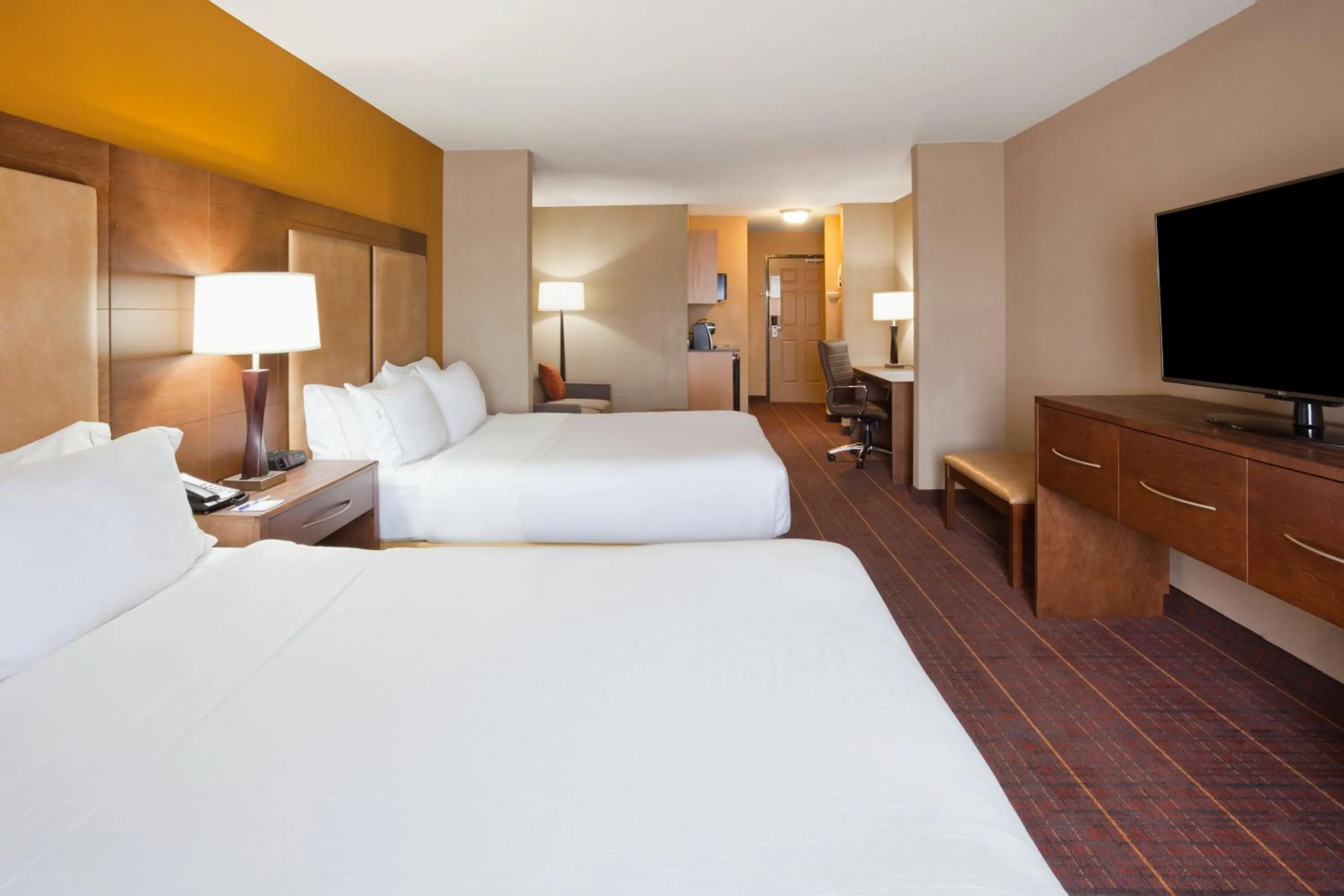 Photo of the whole room, Bed in Holiday Inn Express Hotel & Suites Brainerd-Baxter by IHG