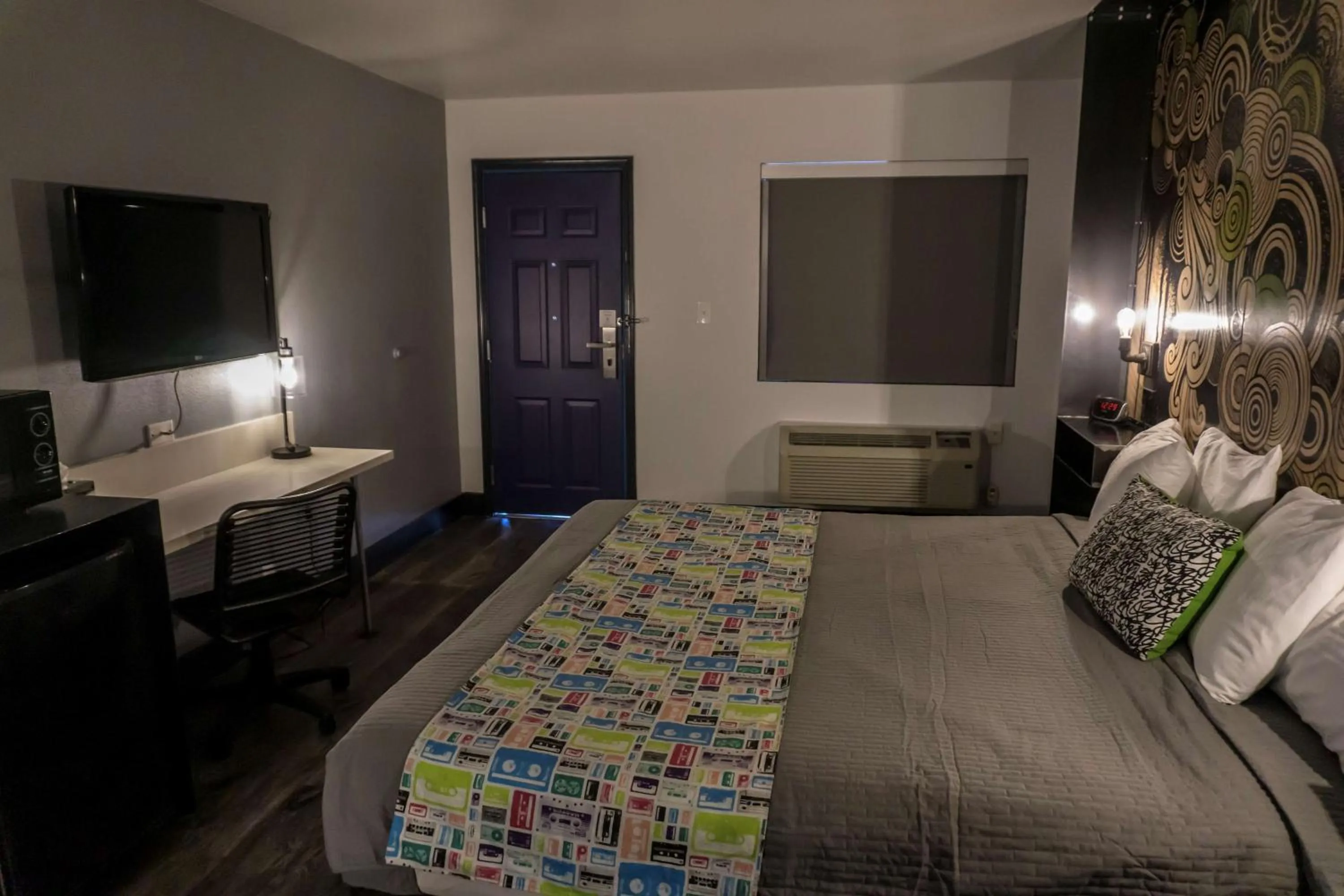 Photo of the whole room, Bed in Downtown Phoenix Hotel