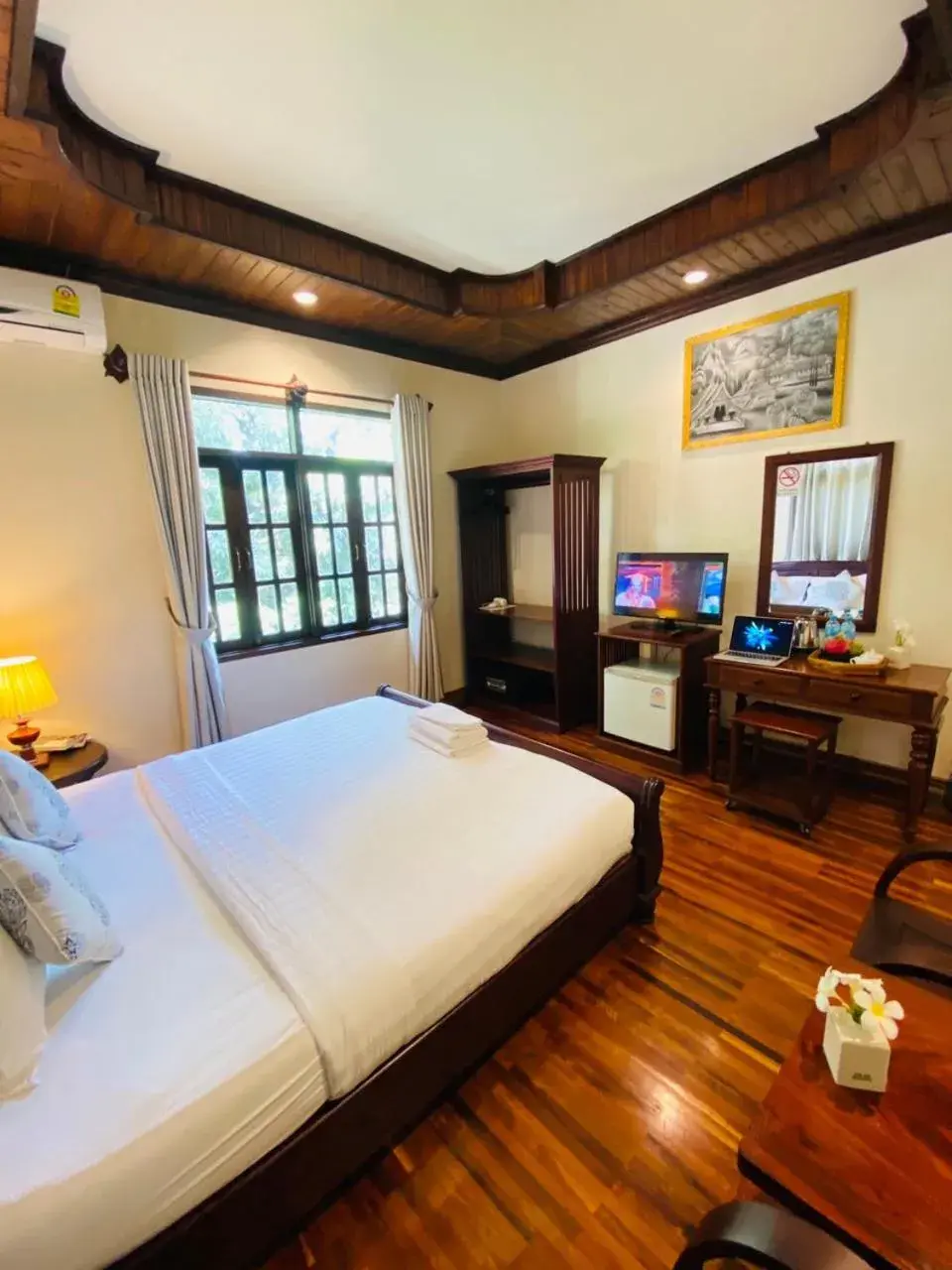 Deluxe Double Room with Balcony in Luang Prabang Maison Vongprachan & Travel Deluxe Double Room with Balcony in Luang Prabang Maison Vongprachan & Travel