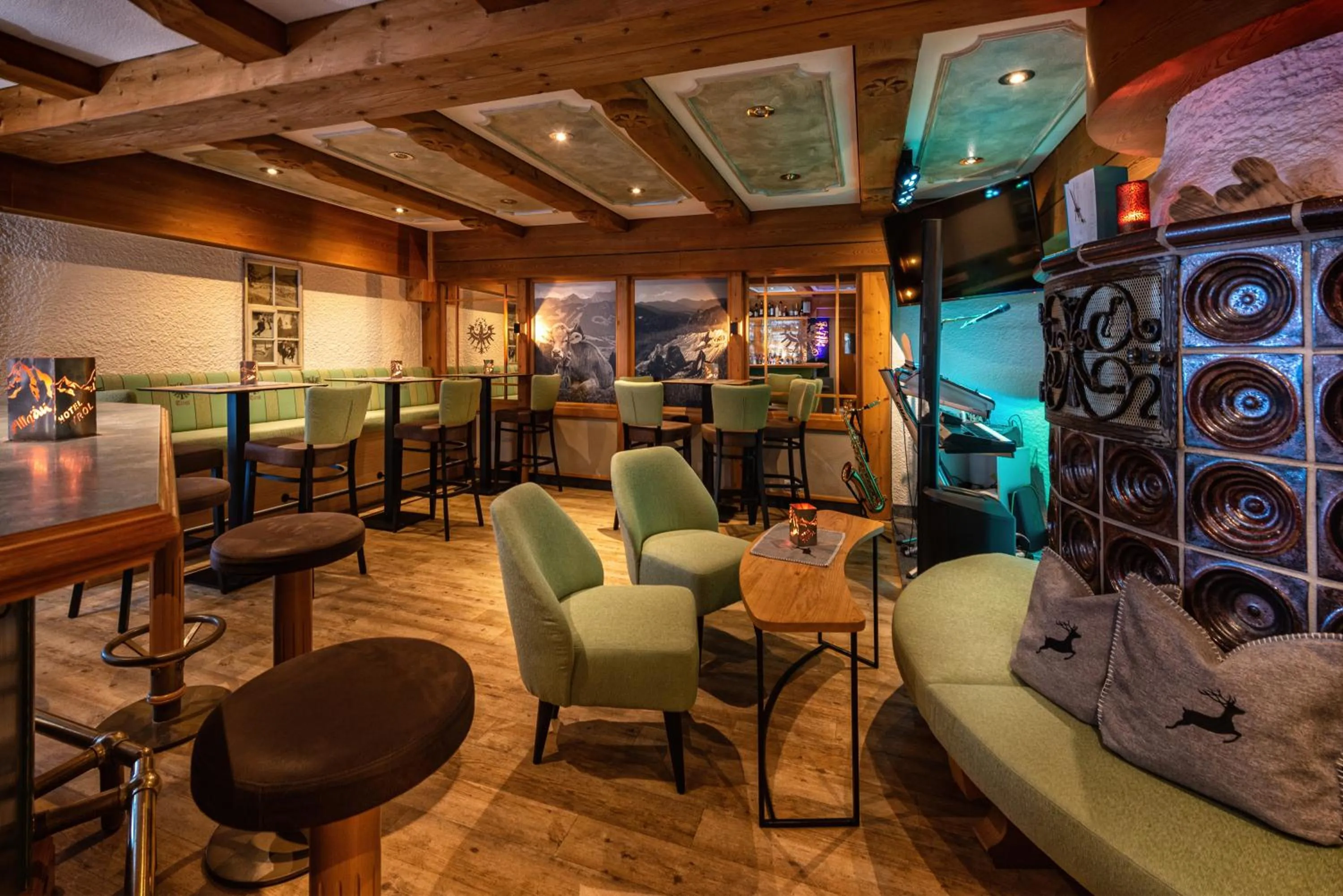 Lounge or bar in Hotel Tyrol - Oberstaufen PLUS Partner