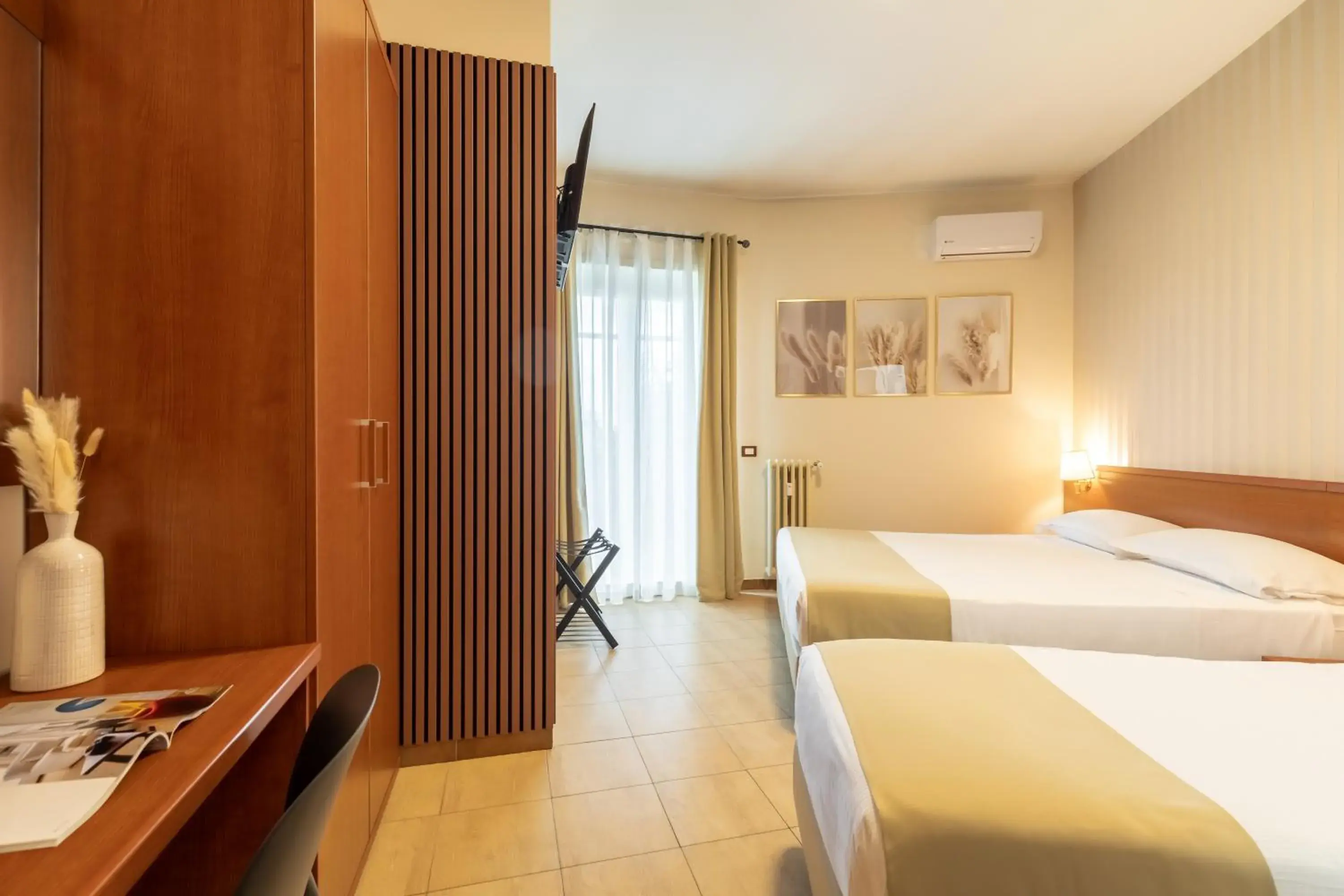 Triple Room in AlbaDomus Affittacamere o GuestHouse Triple Room in AlbaDomus Affittacamere o GuestHouse