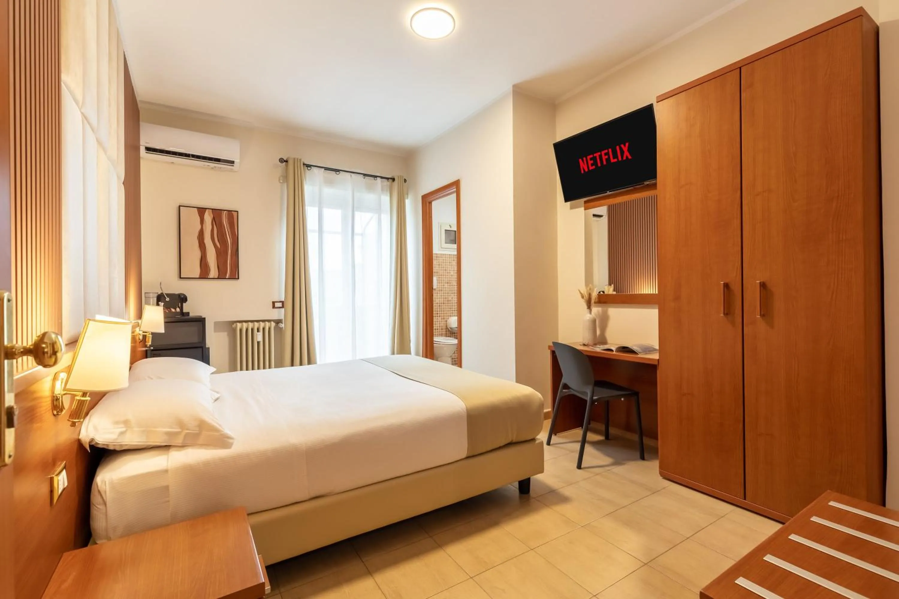 TV and multimedia, Bed in AlbaDomus Affittacamere o GuestHouse