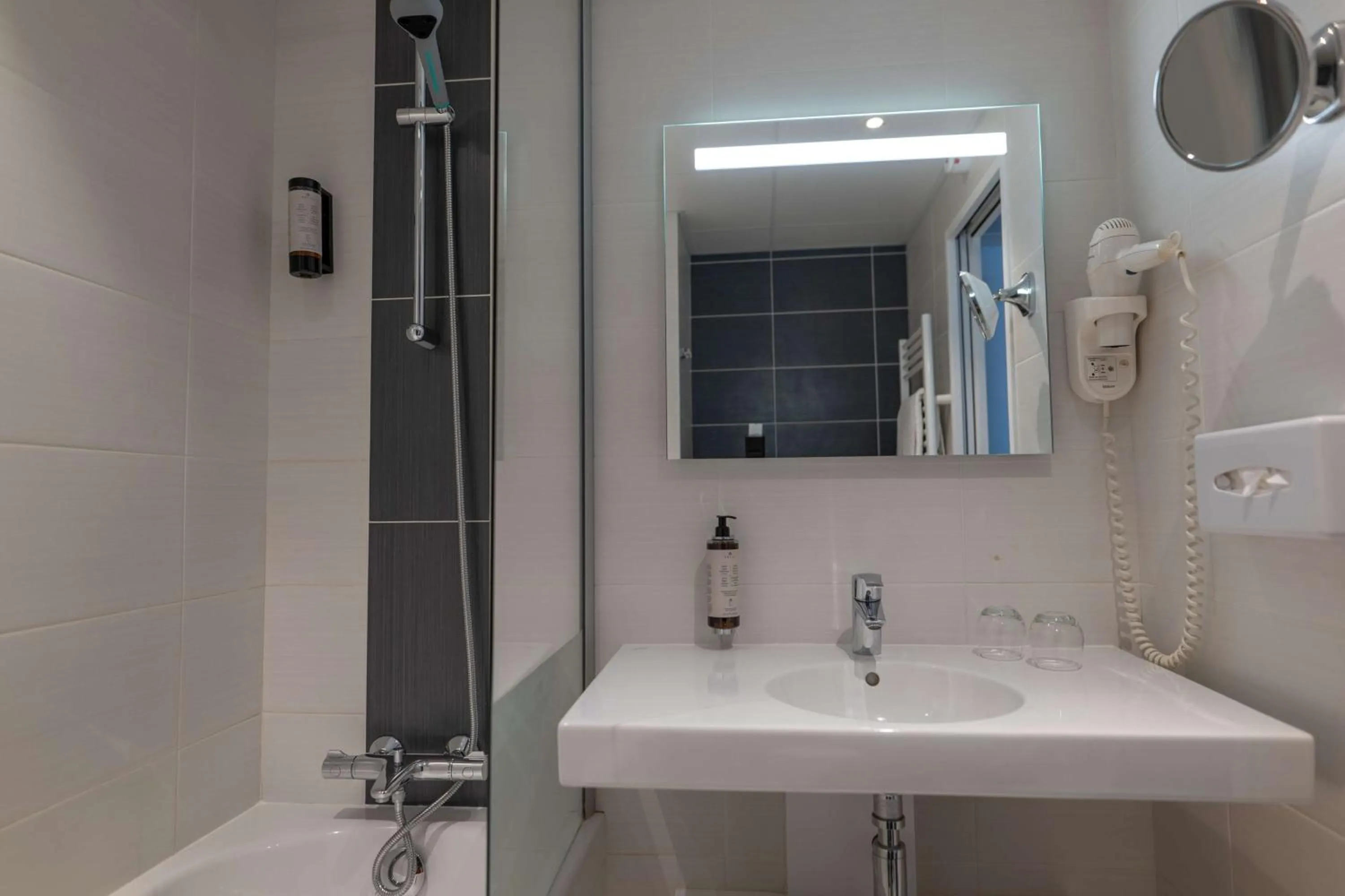 Photo of the whole room in Best Western Plus Le Roof Vannes Bord de Mer