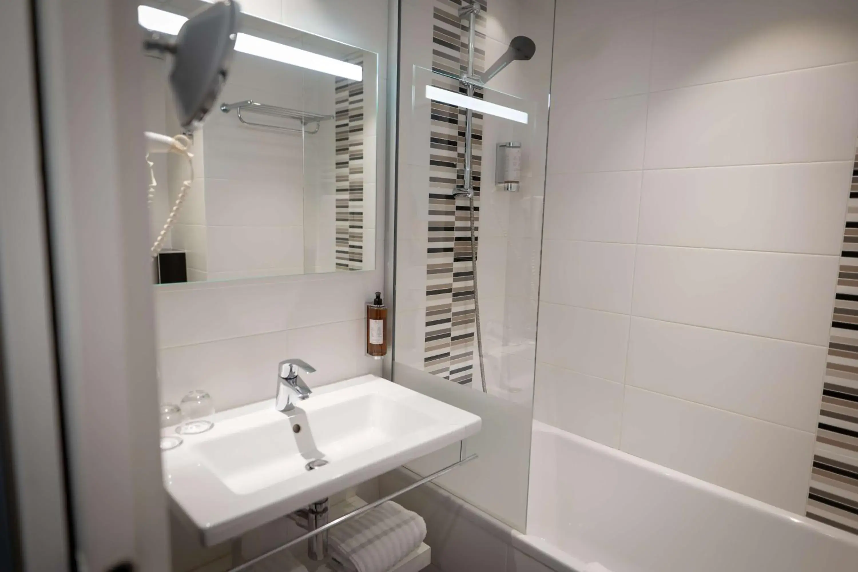 Photo of the whole room in Best Western Plus Le Roof Vannes Bord de Mer Photo of the whole room in Best Western Plus Le Roof Vannes Bord de Mer